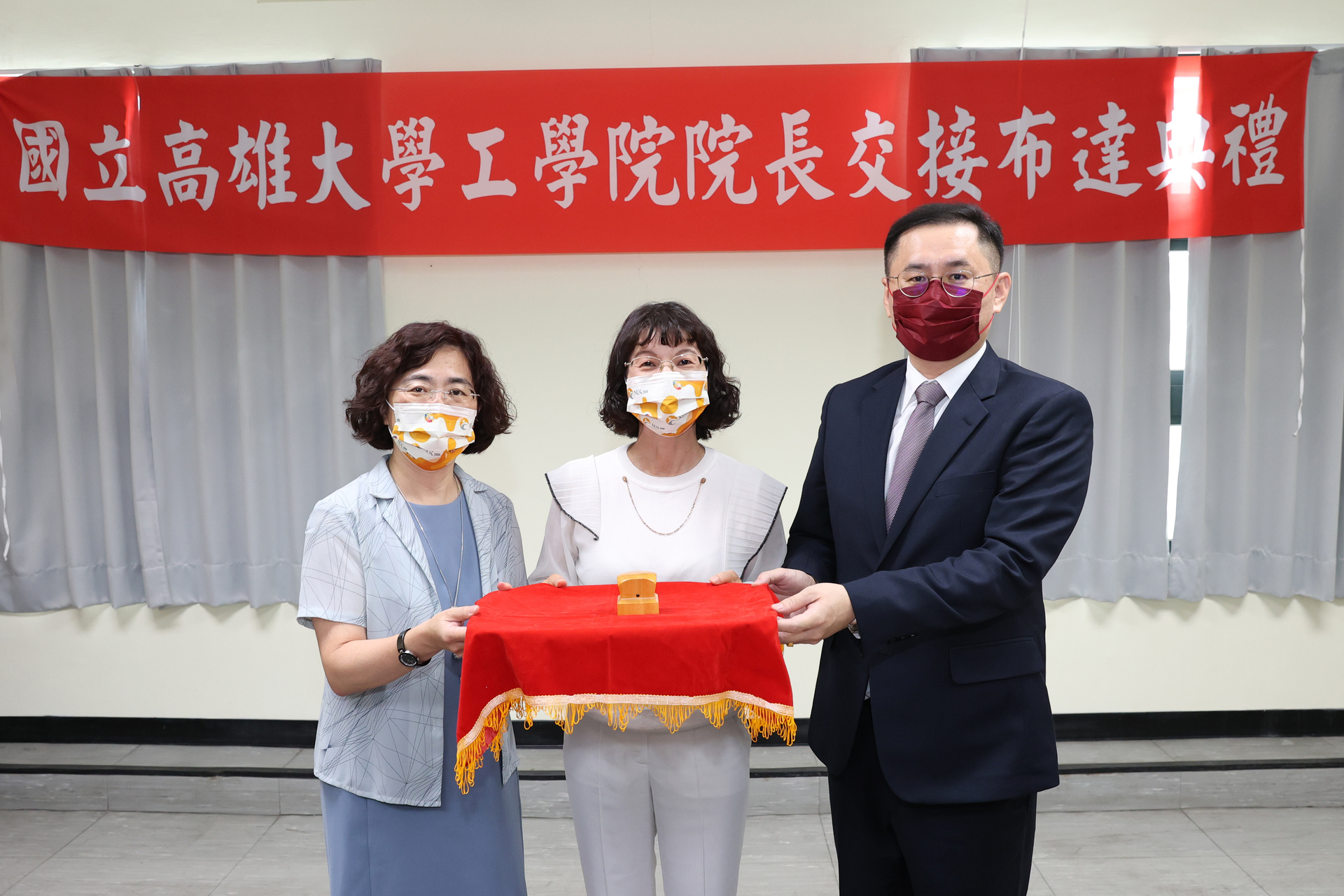 校長陳月端（中）擔任監交人，電機系教授陳春僥（右）自前院長袁菁手中接下印信，成為第八任院長。