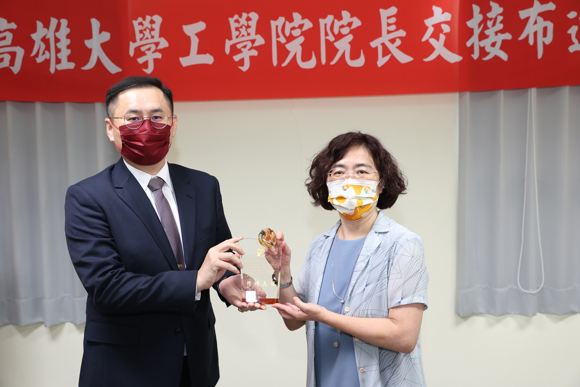 工學院院長陳春僥（左）頒贈獎座感謝前院長袁菁任內付出。