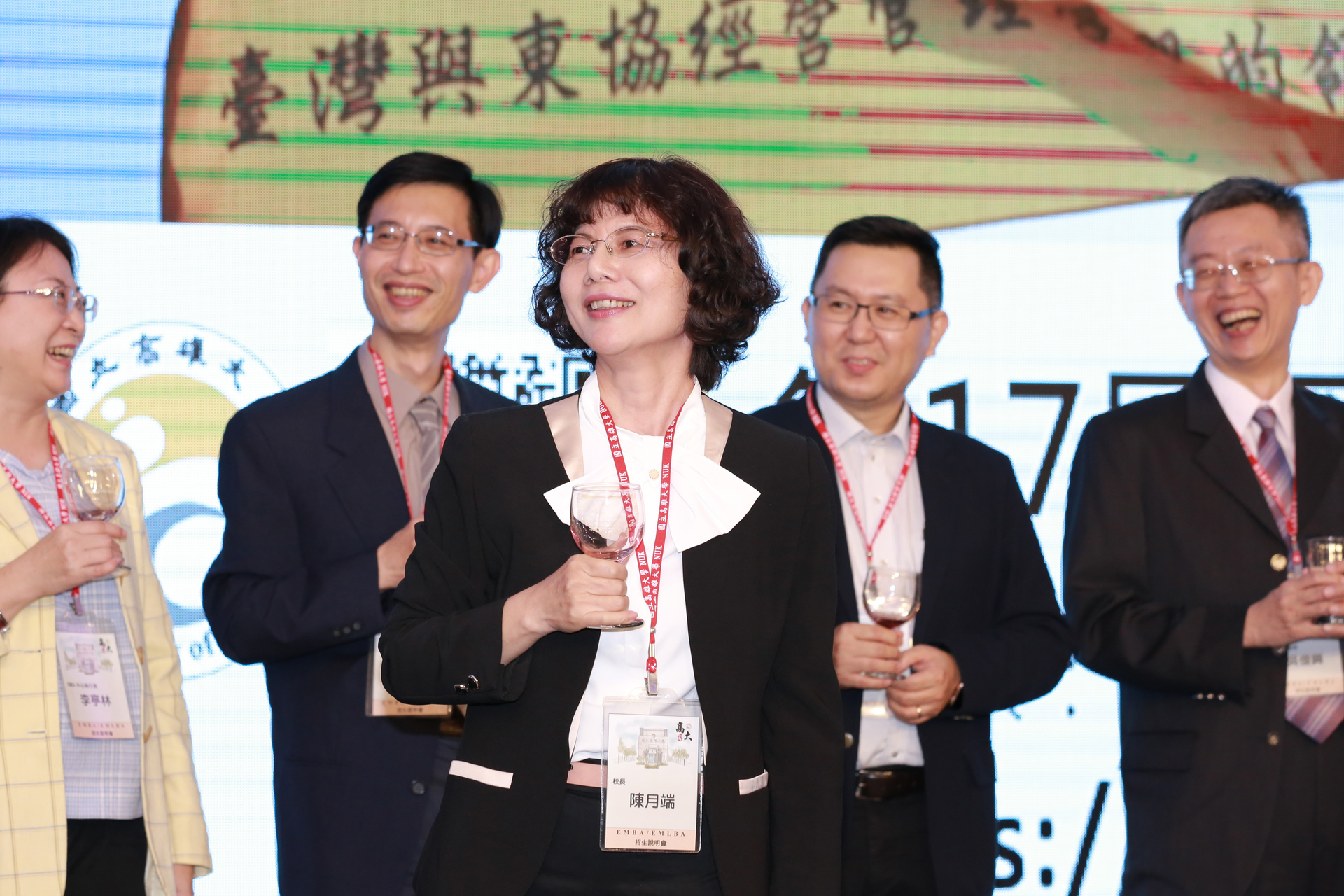 高雄大學校長陳月端（中）賣力推廣EMBA招生。