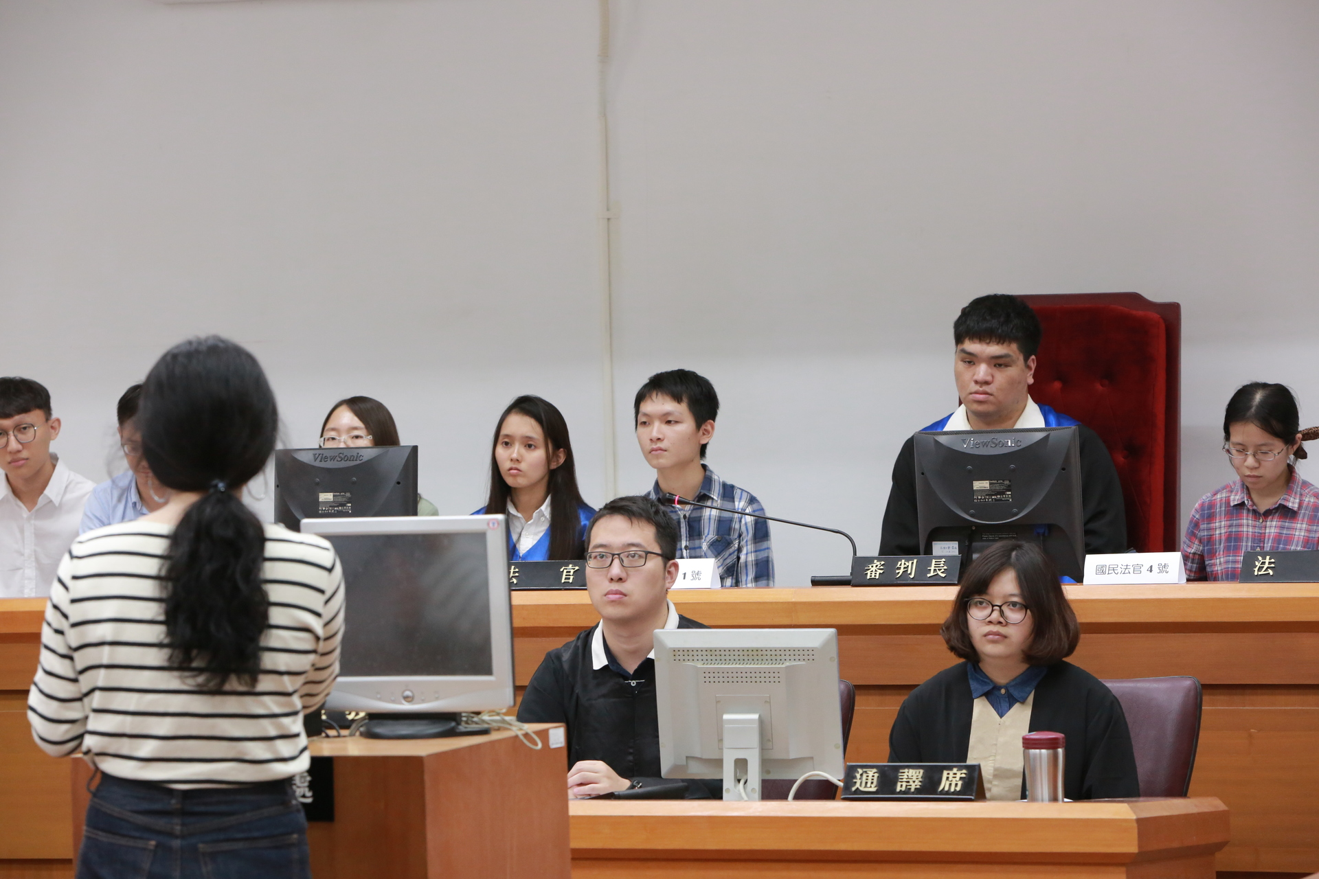 國立高雄大學財經法律學系與司法院合作，推廣推動中的「國民參與刑事審判」制度，特別將街坊垃圾糾紛失控傷人的真實案例搬上「模擬法庭」，以戲劇形式讓師生、民眾更深刻認識國民參審流程。