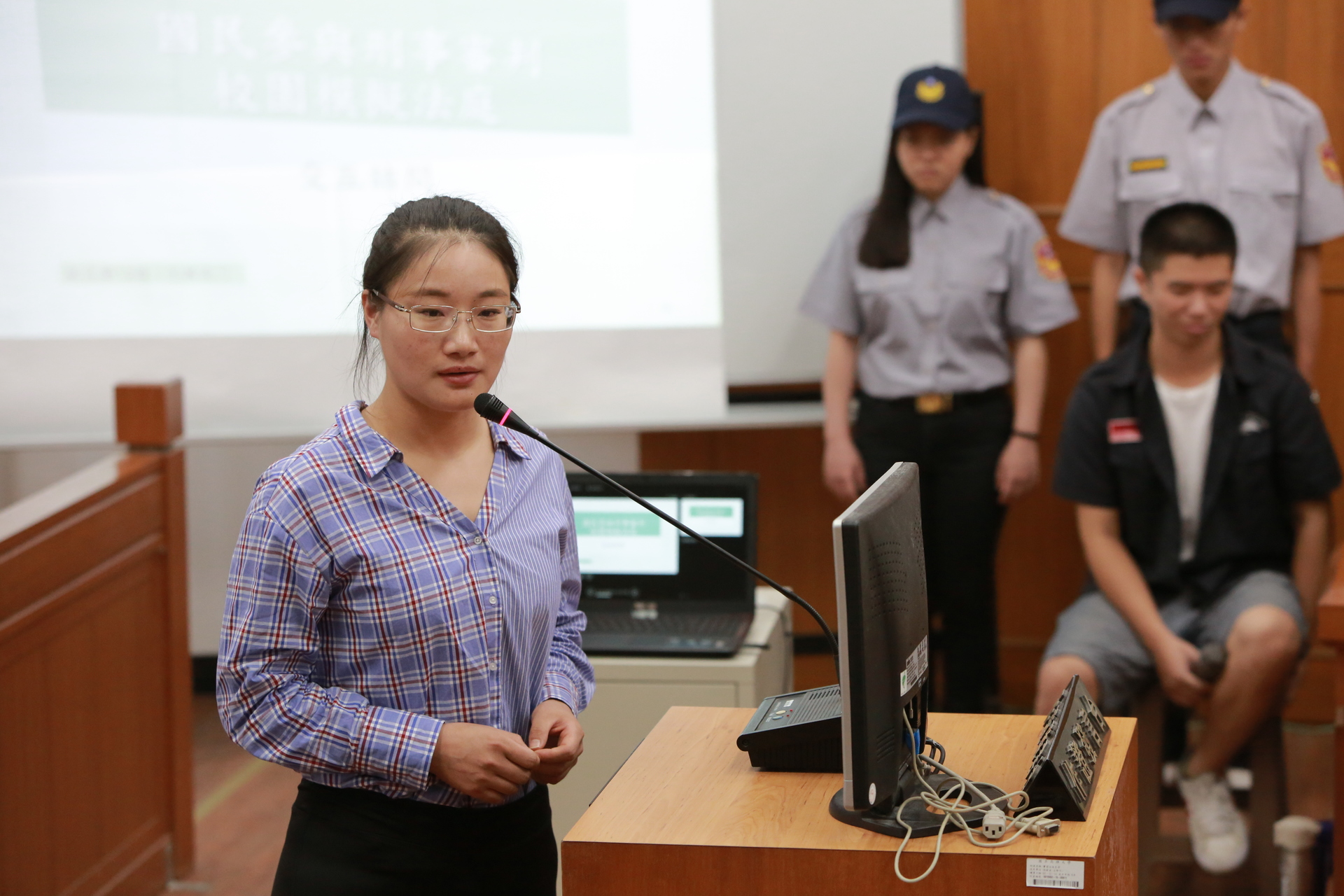 國立高雄大學財經法律學系與司法院合作，推廣推動中的「國民參與刑事審判」制度，特別將街坊垃圾糾紛失控傷人的真實案例搬上「模擬法庭」，以戲劇形式讓師生、民眾更深刻認識國民參審流程。