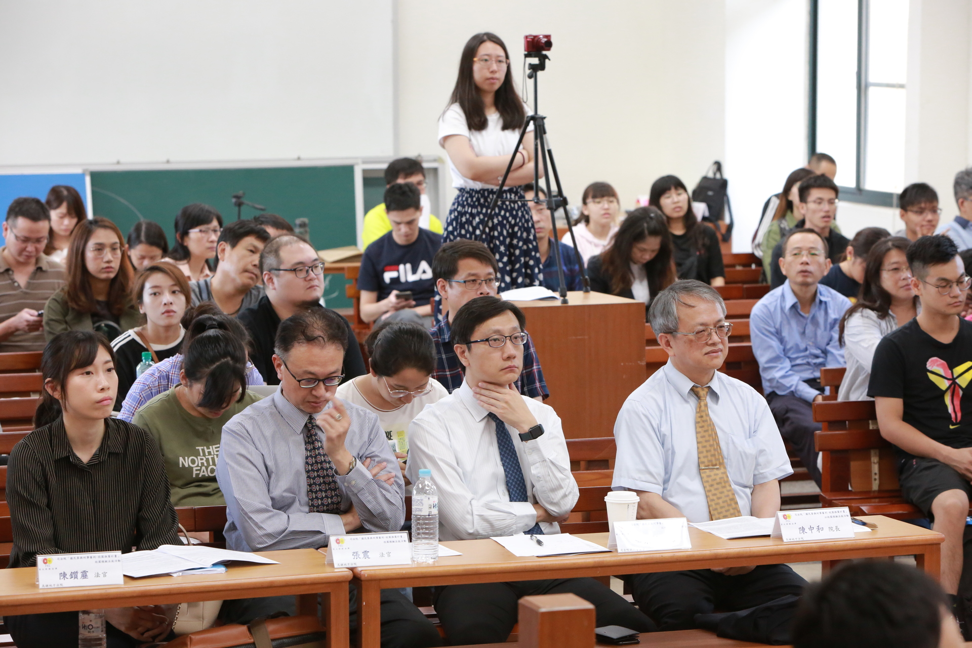 國立高雄大學財經法律學系與司法院合作，推廣推動中的「國民參與刑事審判」制度，特別將街坊垃圾糾紛失控傷人的真實案例搬上「模擬法庭」，以戲劇形式讓師生、民眾更深刻認識國民參審流程。