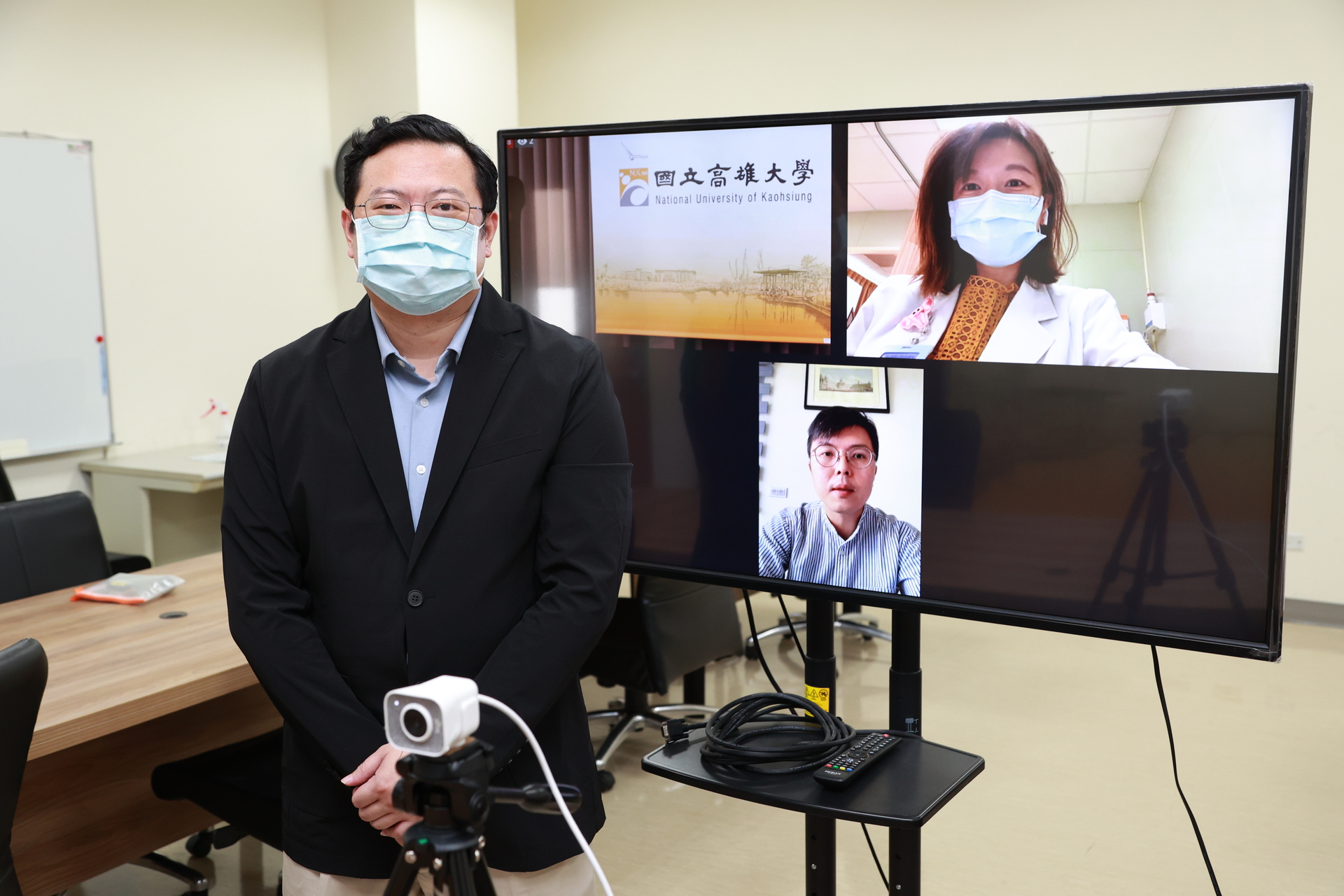 「亞洲虛擬學院 (Asia Virtual Academy)」發起人、國際長吳行浩邀請無任所大使、醫師林靜儀（電視螢幕右上）擔任閉幕講座講者。