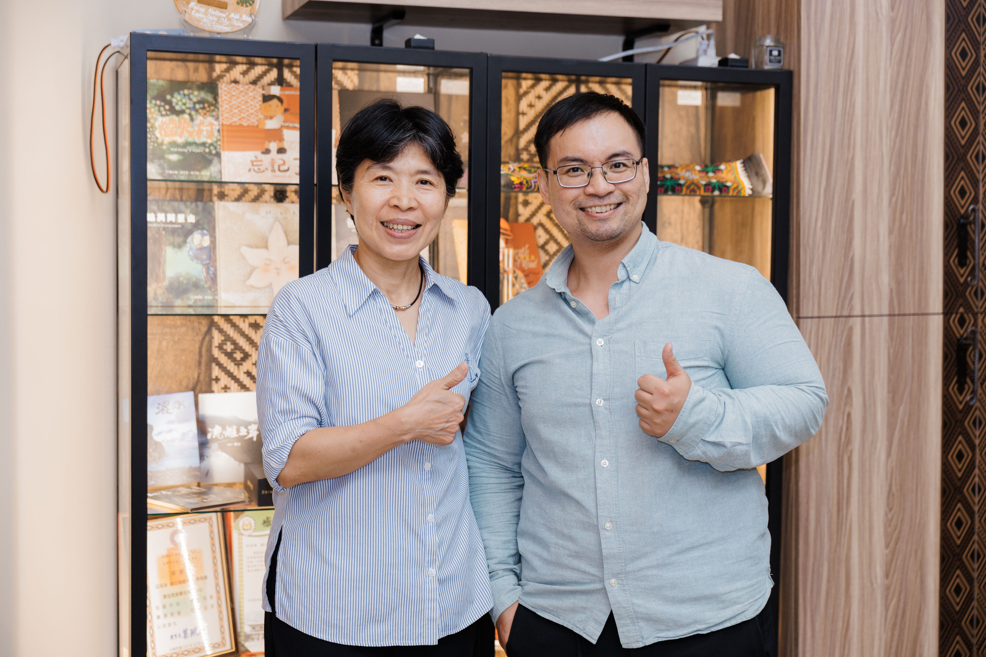 校長陳啓仁接見西語系校友、布農族博士金昭龍001圖片