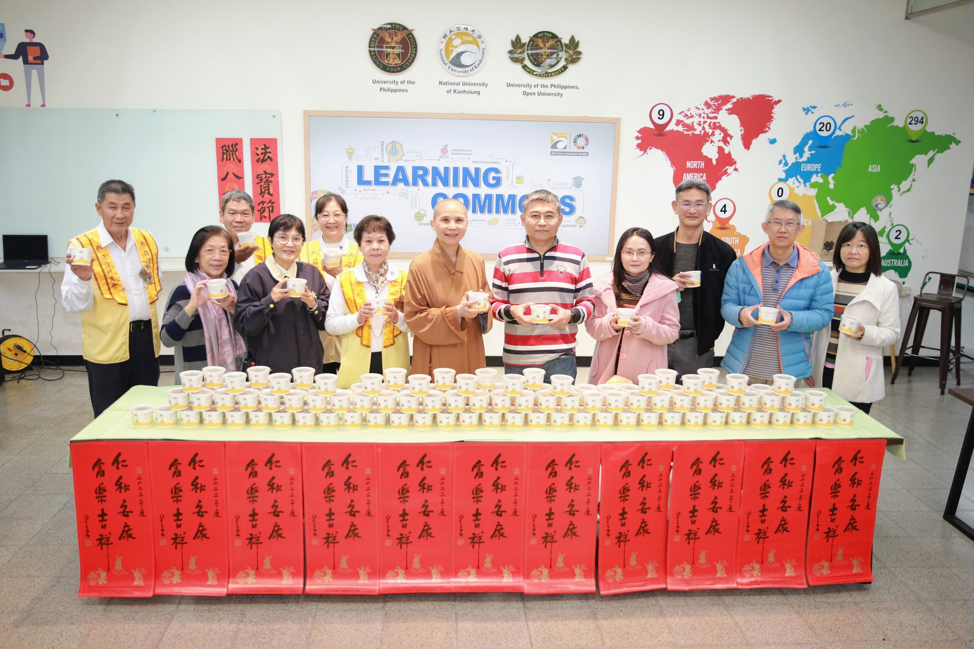 國立高雄大學展現與在地共榮共好精神，今（29）日上午攜手佛光山寶華寺邀請全校品嘗，提前慶祝農曆臘八暨佛陀成道日，同時也關心與預祝學生期末考順利。