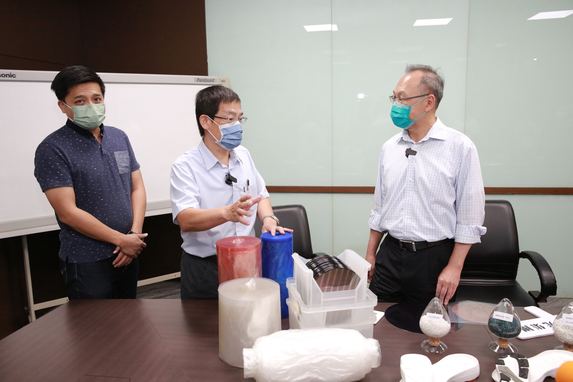 化材系主任蘇進成（中）說明利用廢棄膠帶造粒（TPO）過程