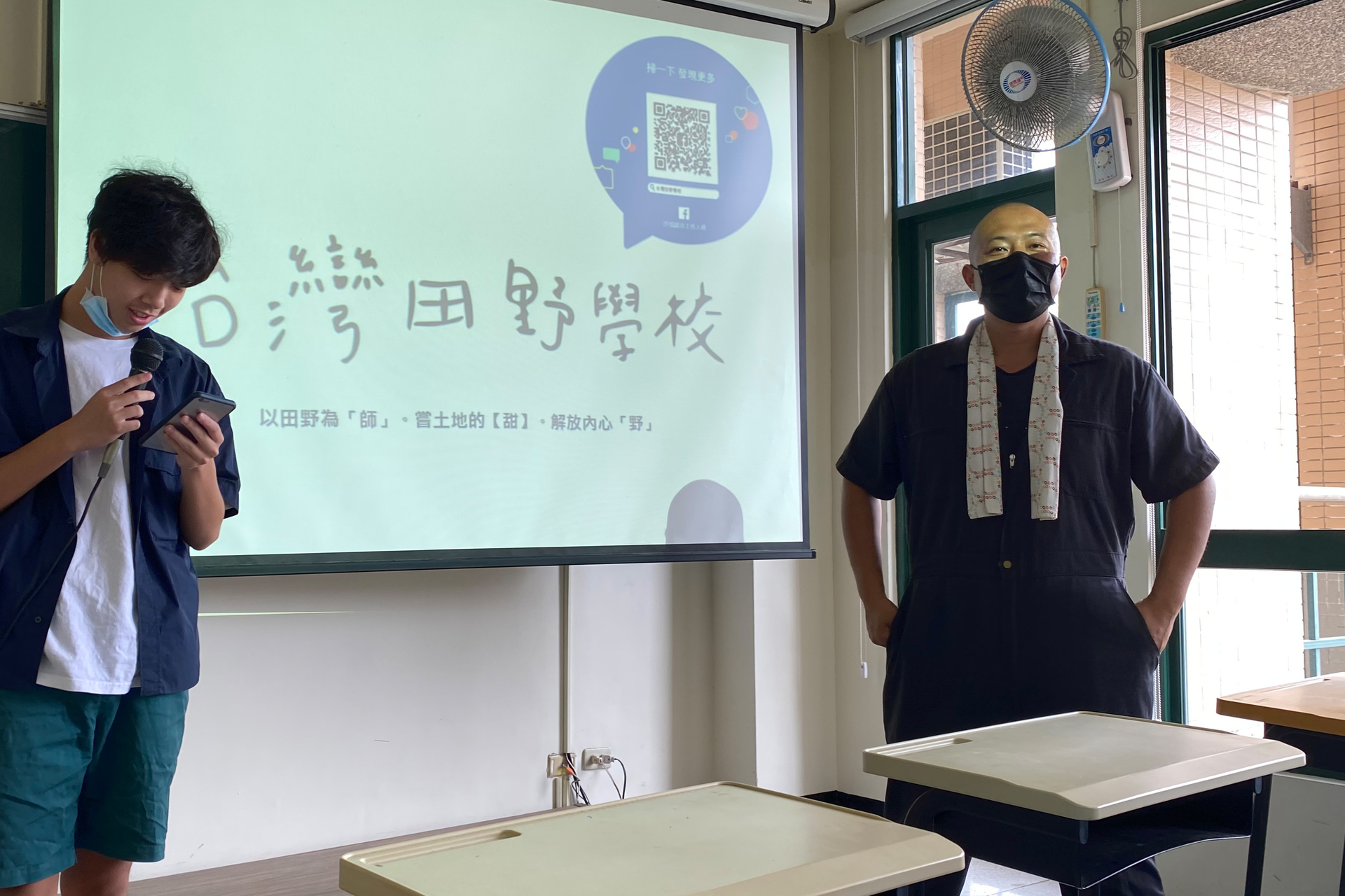 修課同學與台灣田野學校葉哲岳執行長在演講中的互動，由全班同學共同參與演講的提與問，拉進台上、台下的互動與學習。
