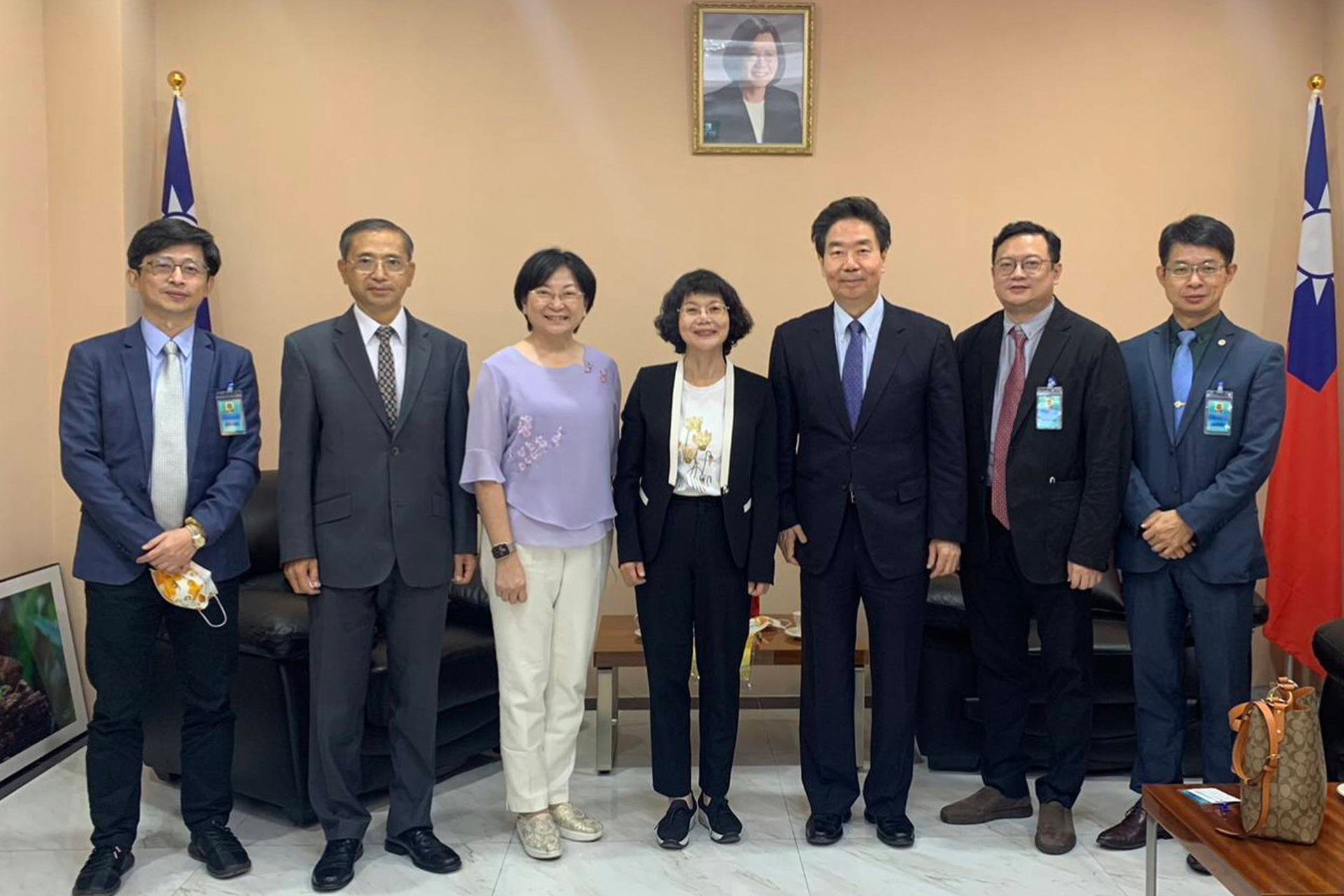 The president of NUK, Yueh-Tuan Chen (The fourth one from left) and the delegation was welcomed by the Representative of Taipei Economic and Cultural Office in Thailand, Shuo-Han Chuang (The third one from right).