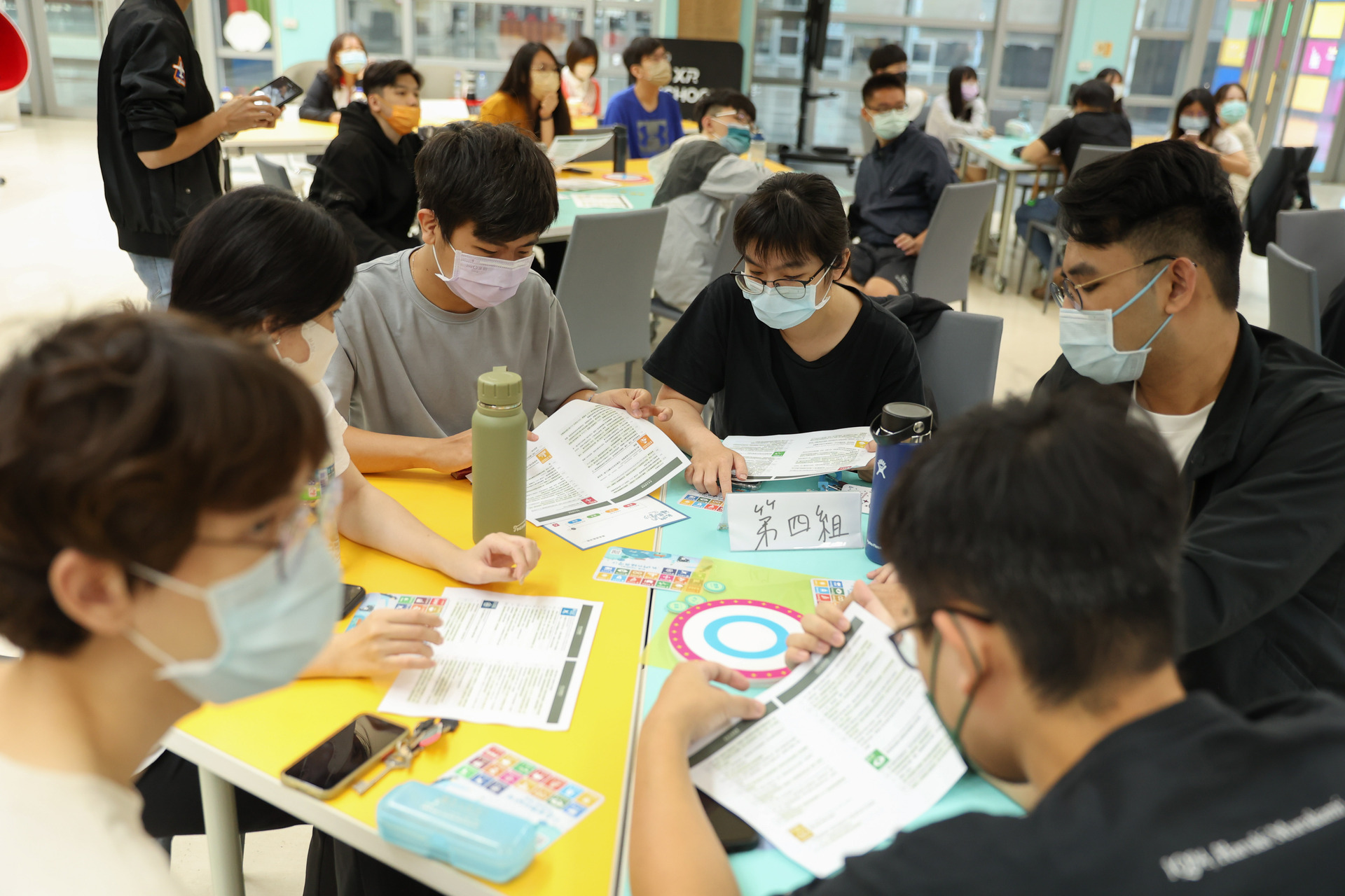 學生討論永續桌遊_1