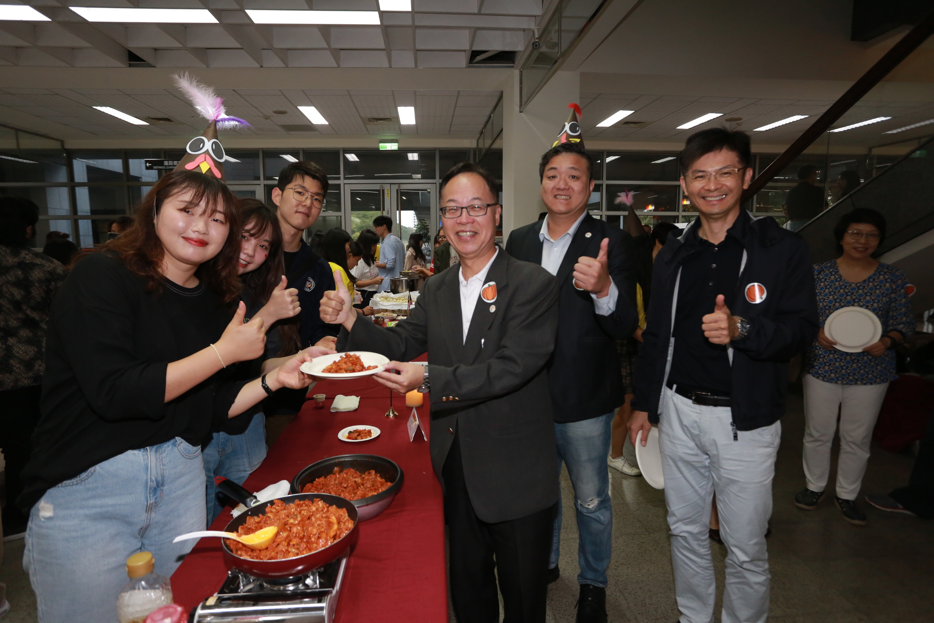 校長王學亮逛國際生美食攤位