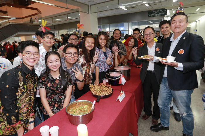 國立高雄大學28日舉辦「國際嘉年華-感恩節快樂」活動，來自西班牙、印尼等8國學生大秀廚藝與才藝。