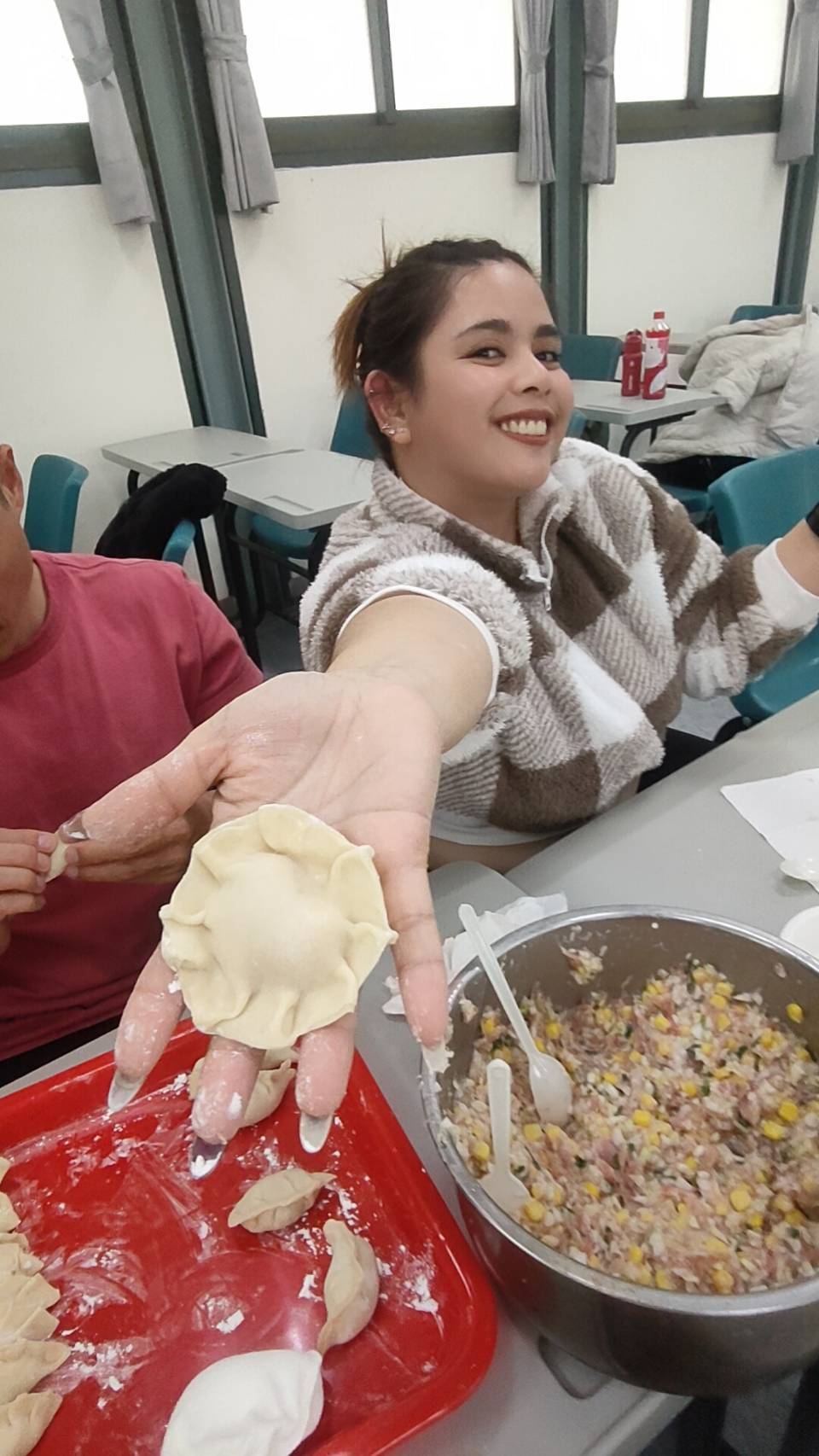 高大語文中心帶領外籍生包水餃迎春003圖片