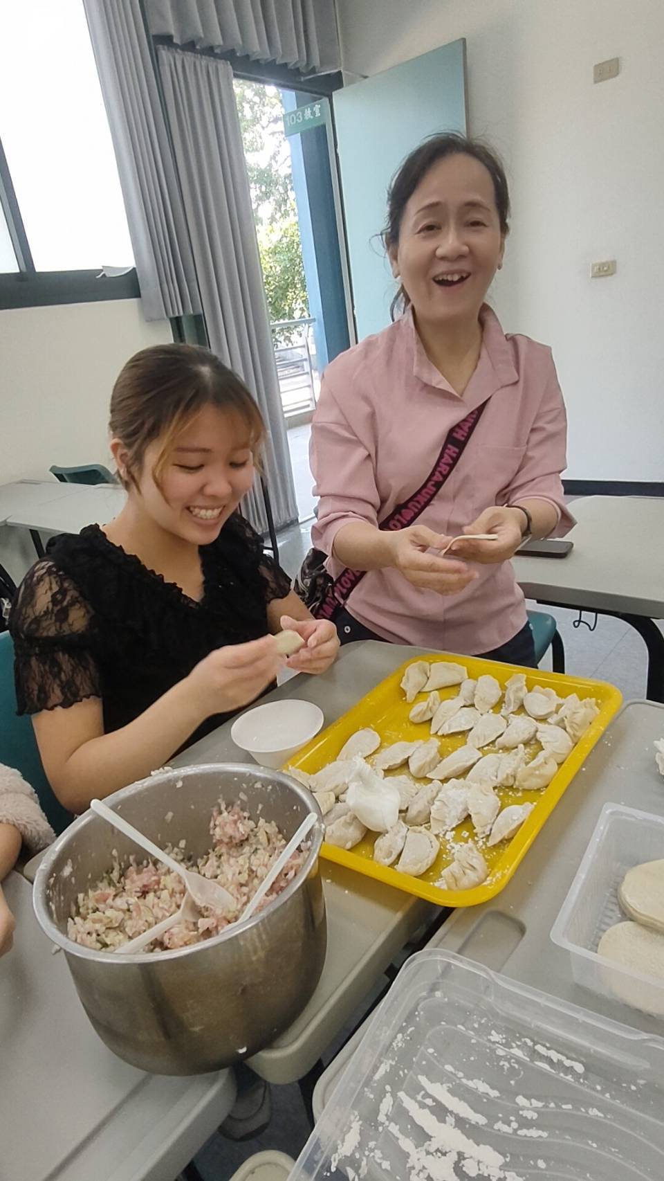 高大語文中心帶領外籍生包水餃迎春004圖片