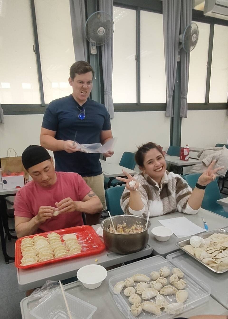 高大語文中心帶領外籍生包水餃迎春005圖片