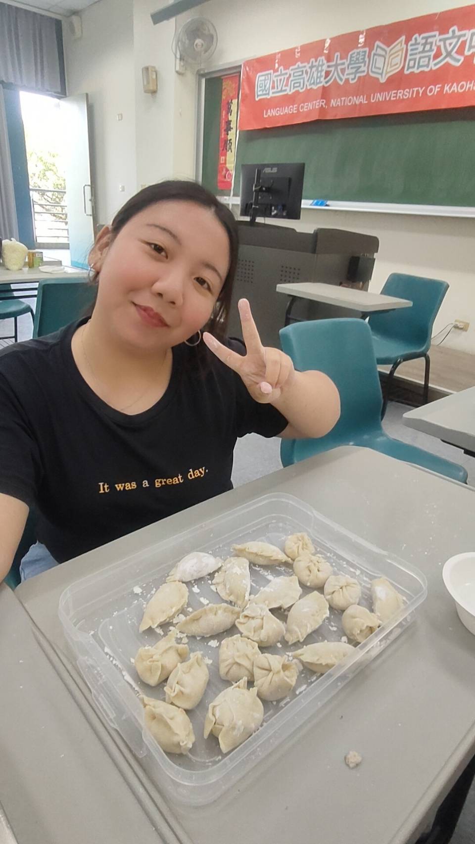 高大語文中心帶領外籍生包水餃迎春006圖片