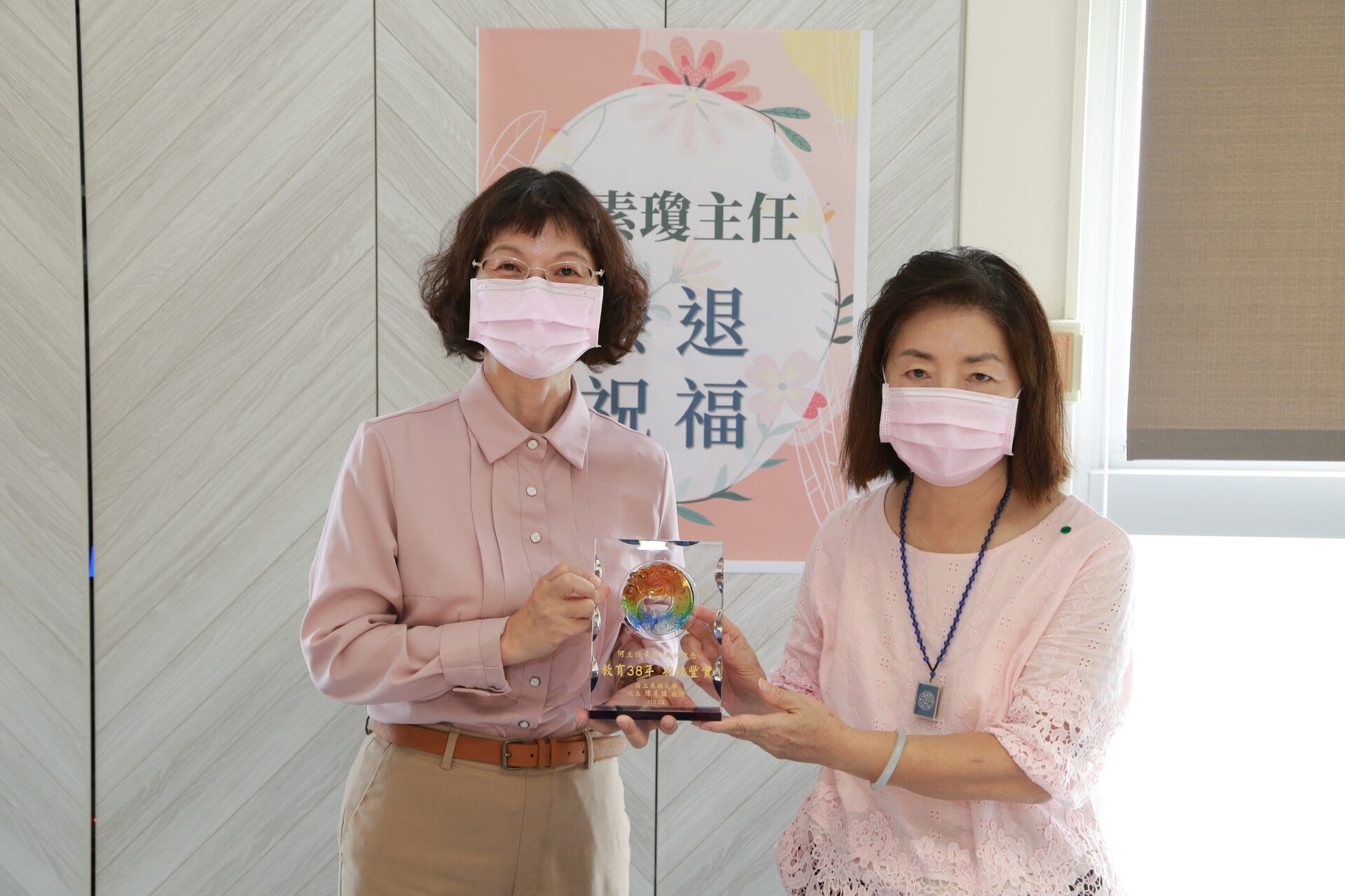 12.陳月端校長致贈紀念品予何素瓊主任