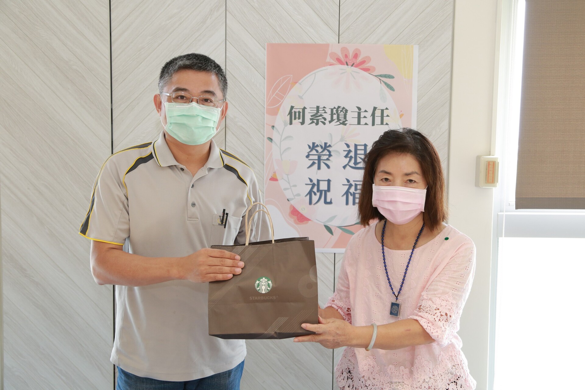 13.吳宗芳行政副校長致贈紀念品予何素瓊主任