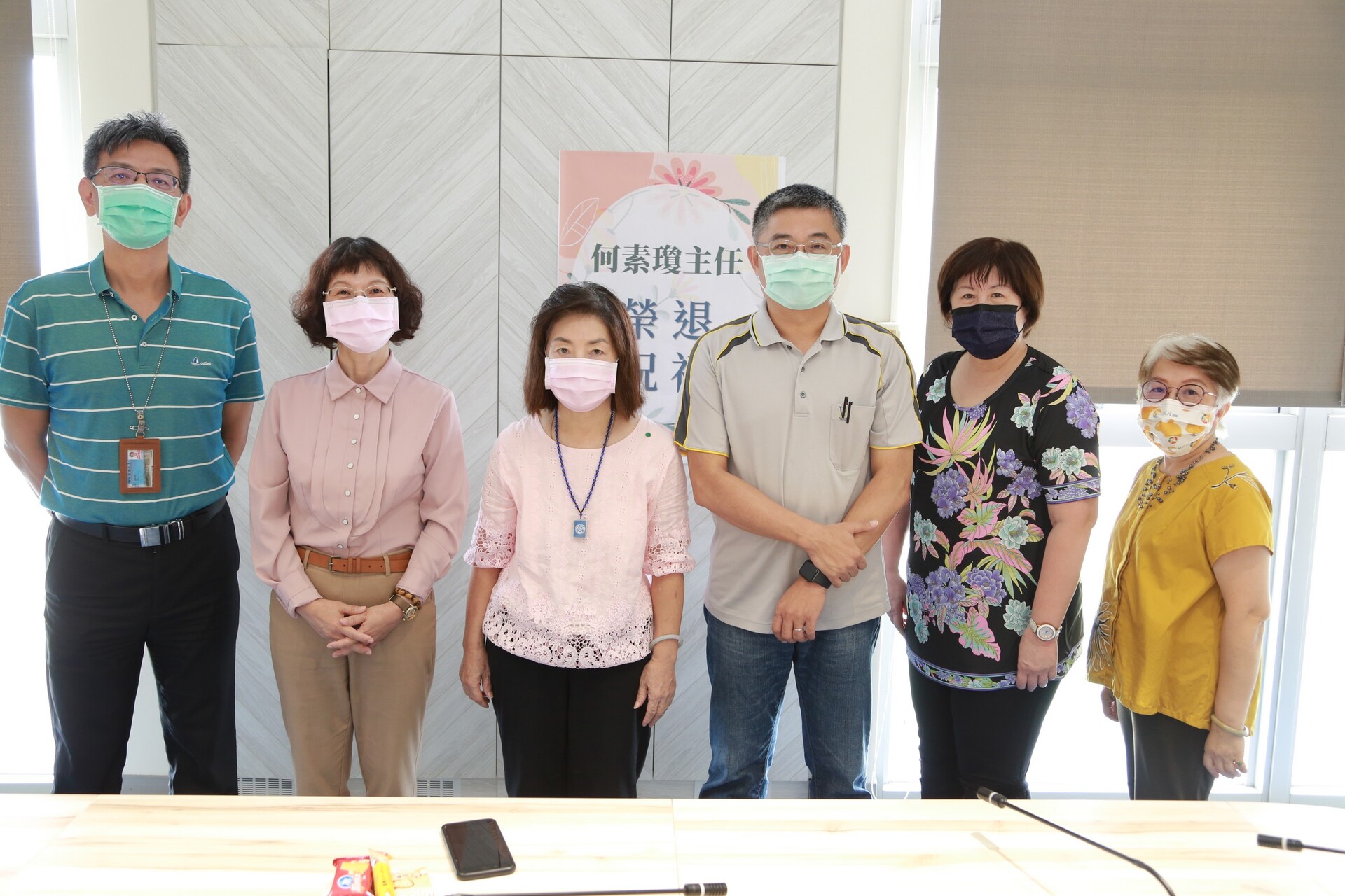15.與會長官與何主任合影