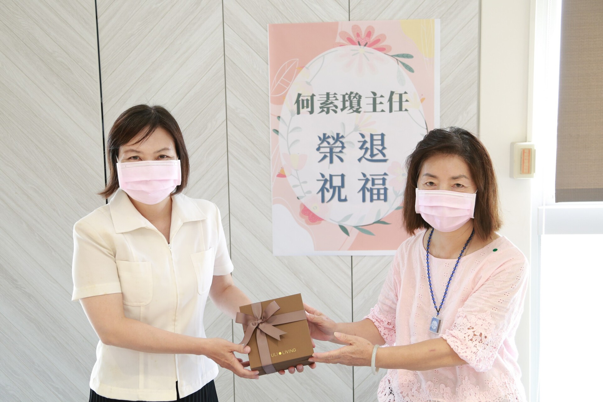 16.主計室王秀芬組長代表主計室致贈紀念品予何素瓊主任