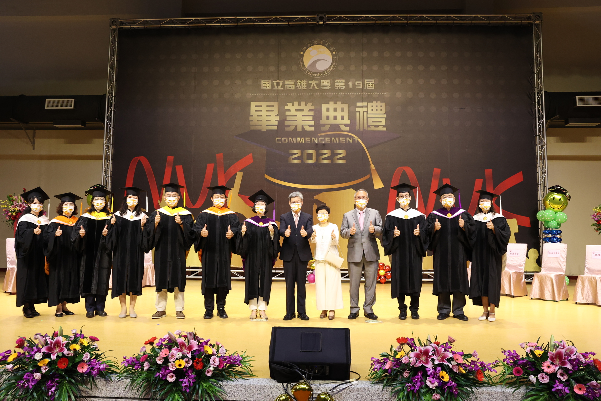 高雄大學今（11）日舉辦第19屆畢業典禮，前副總統陳建仁（右6）受邀致詞，並與高大主管合影。