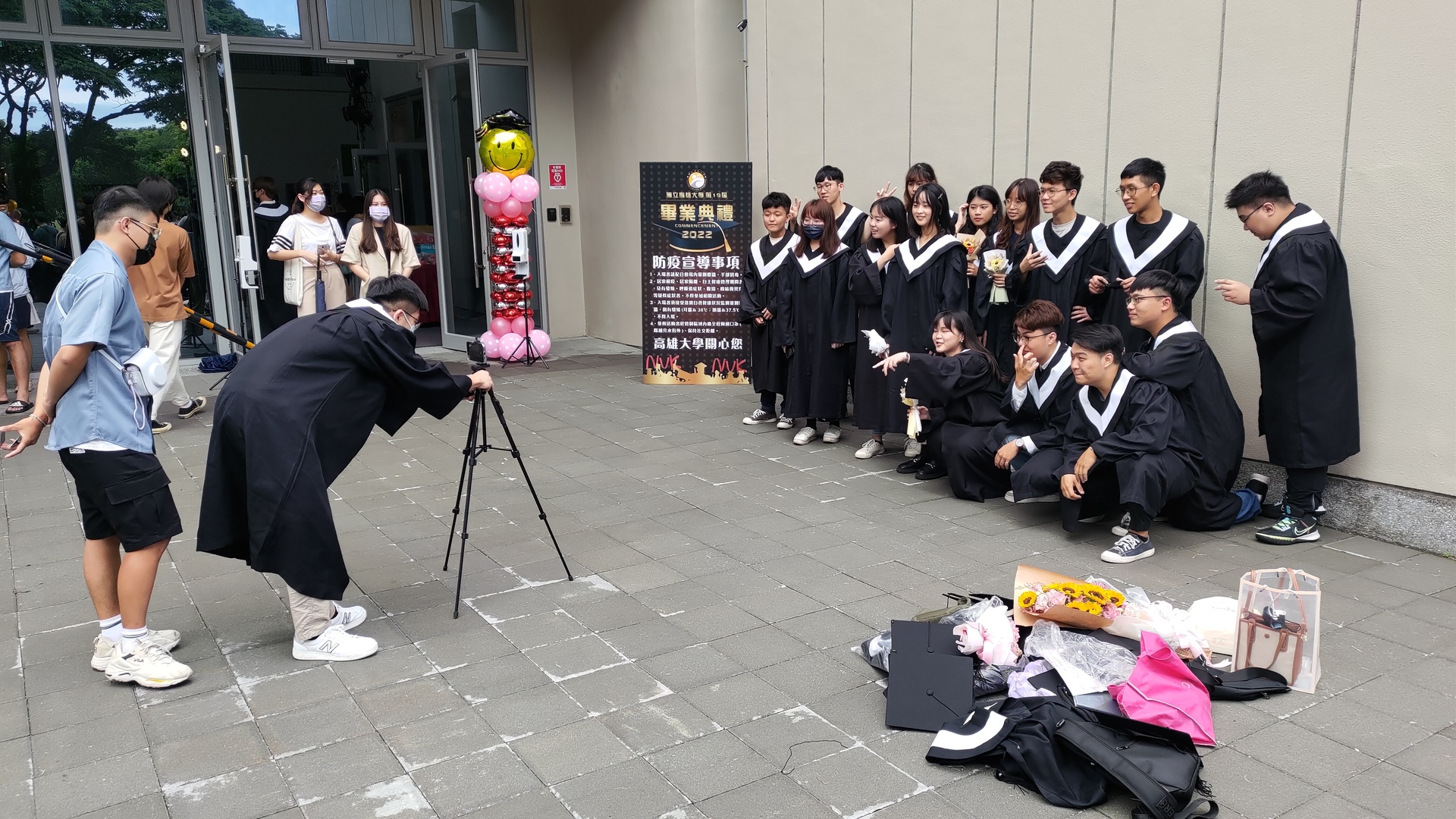 畢業生呼朋引伴合影留念01