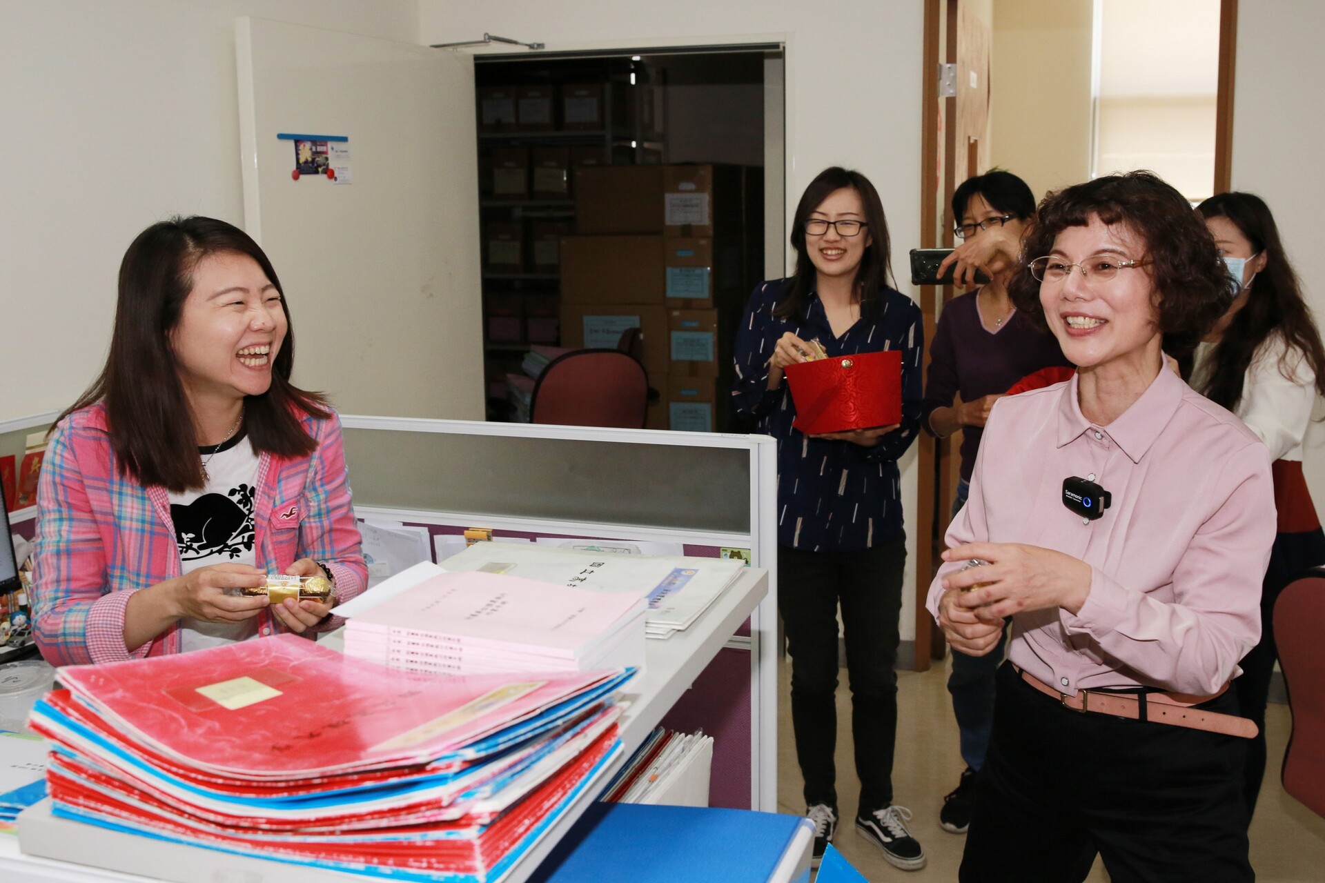 校長陳月端至主計室致贈女性同仁巧克力，祝福婦女節快樂