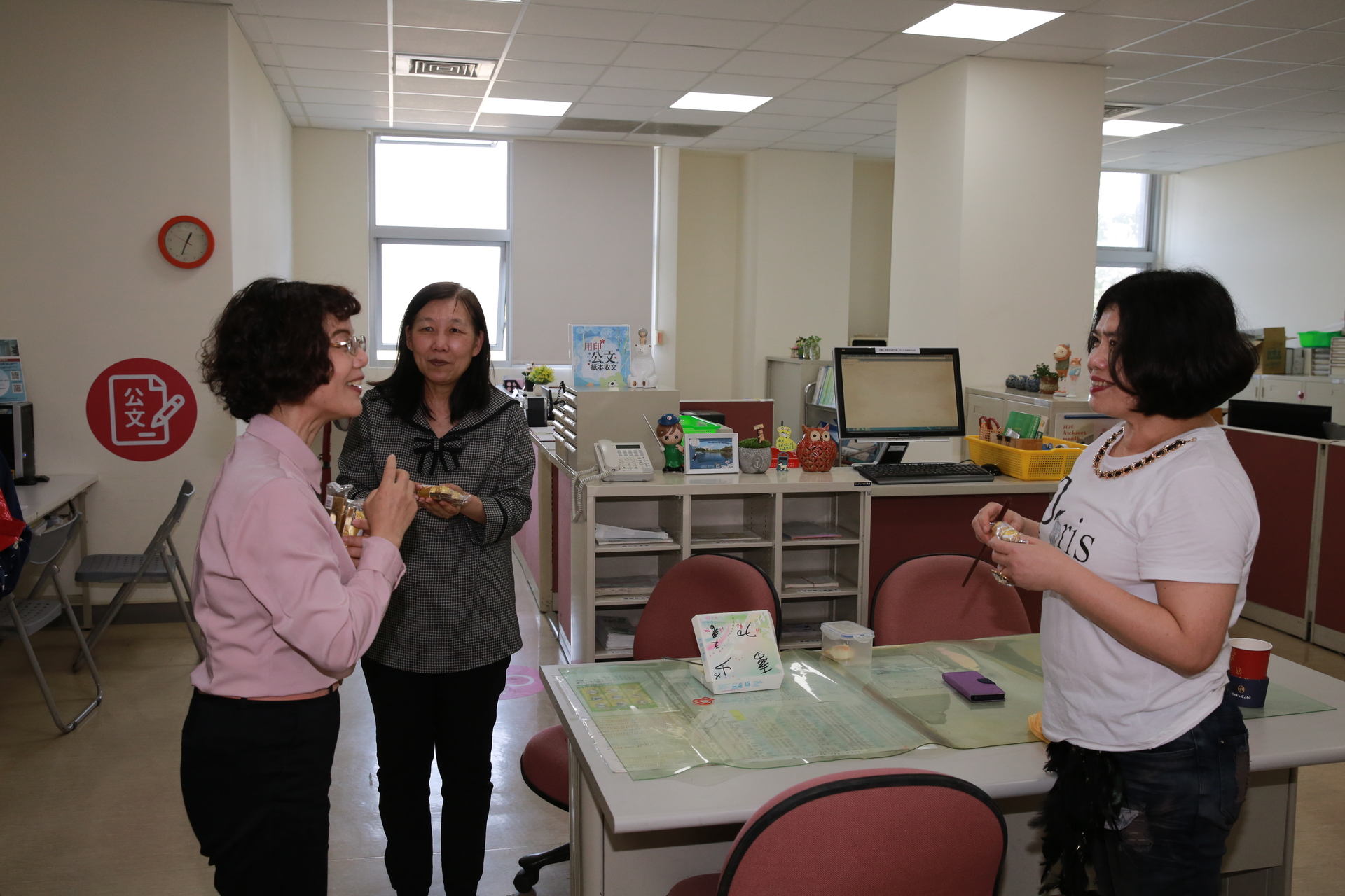 校長陳月端至文書組致贈女性同仁巧克力，祝福婦女節快樂