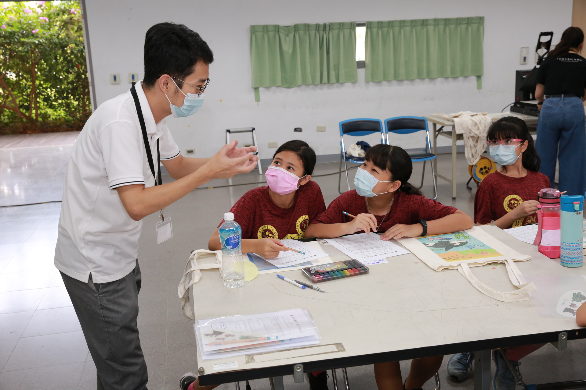 高雄大學藝創系副教授王政弘（白衣立者），引導學生創作心目中的海洋生態。