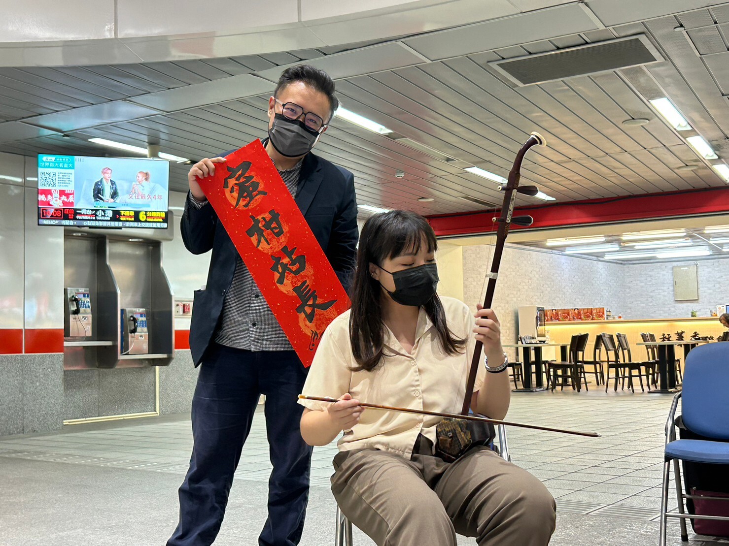 高雄大學書法研究社舉辦揮毫贈春聯活動05