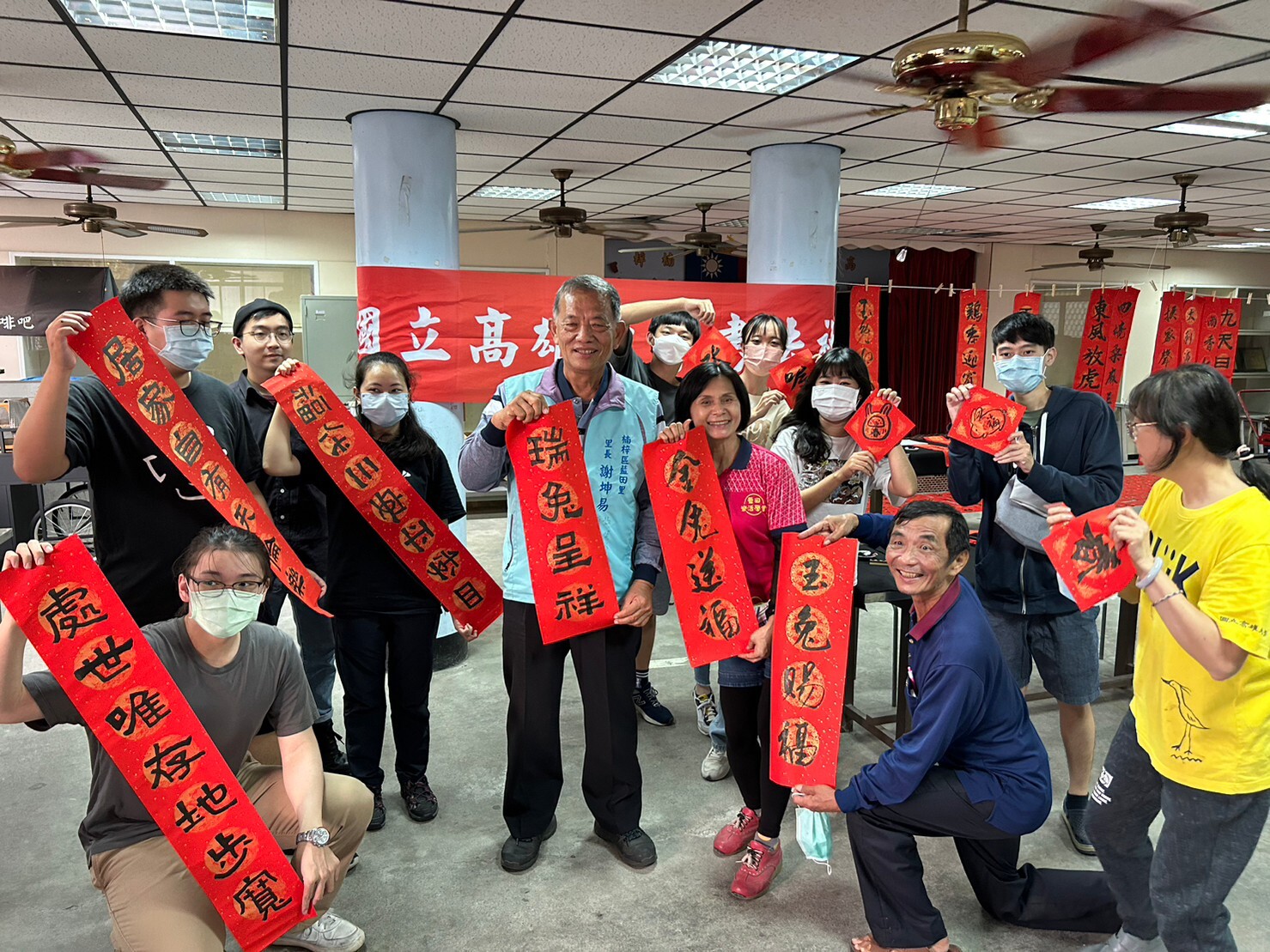 高雄大學書法研究社舉辦揮毫贈春聯活動09