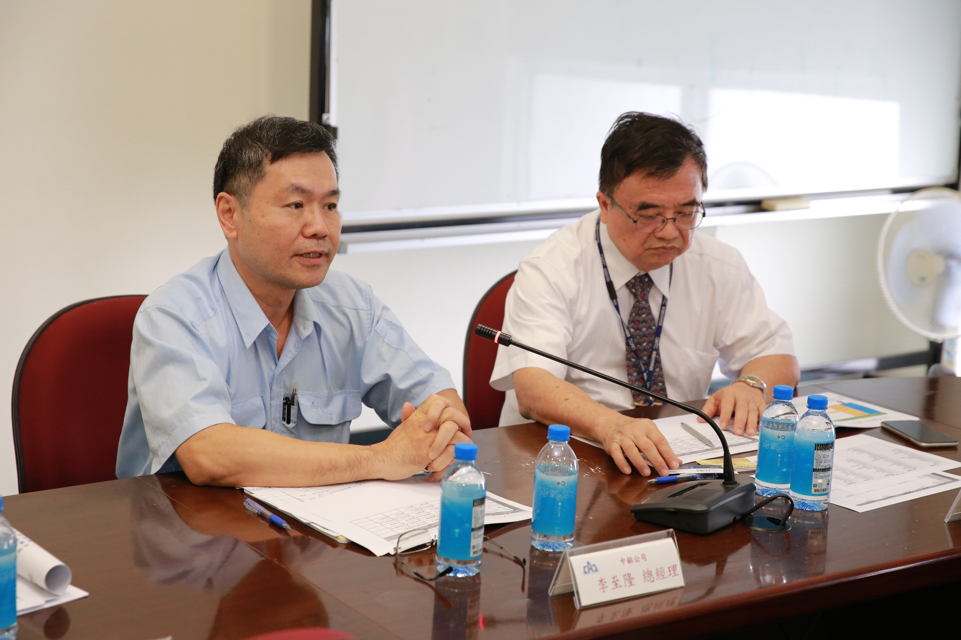 中鋼鋁業總經理李至隆（左）
