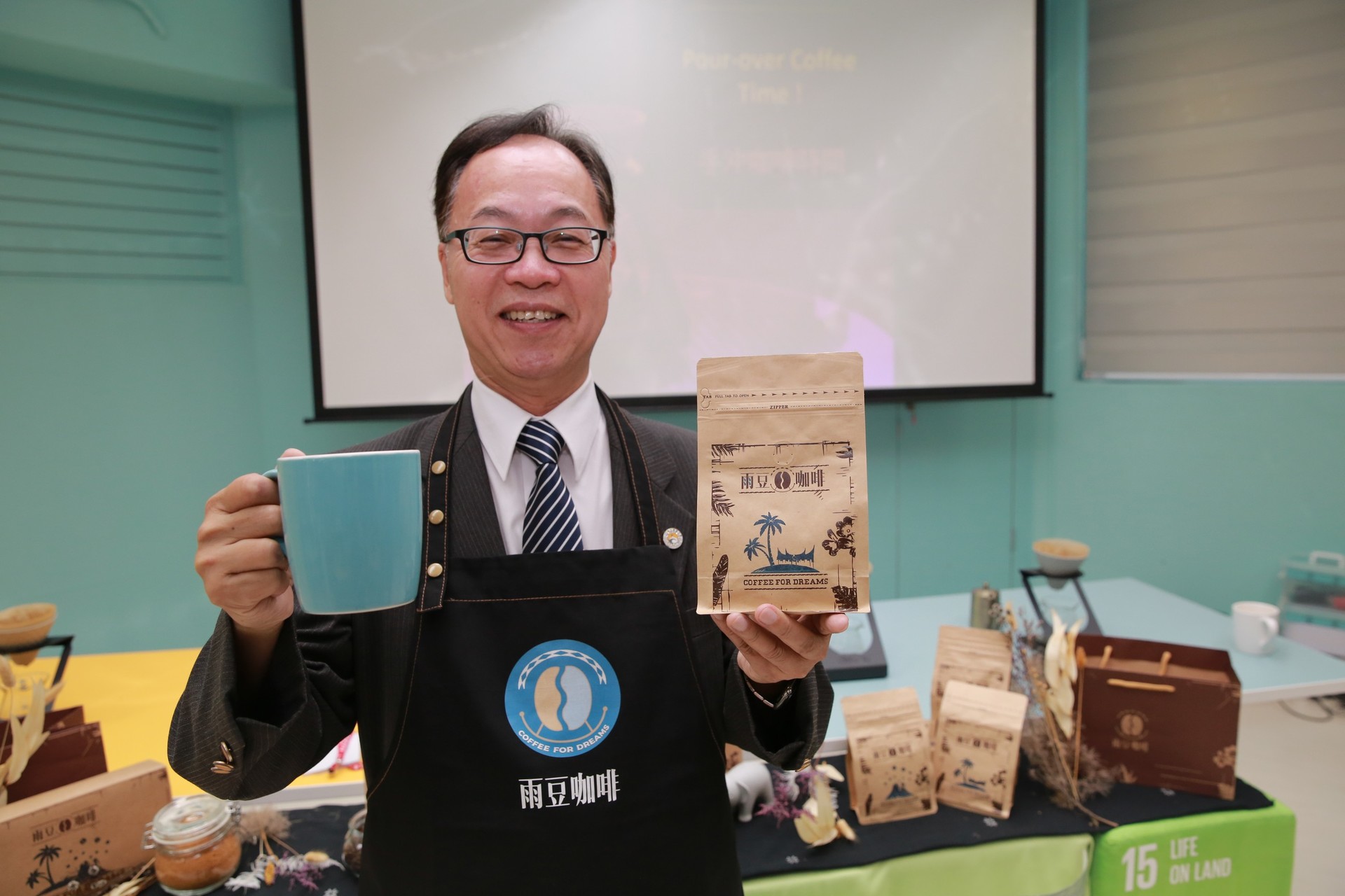 高雄大學校長王學亮為雨豆咖啡代言