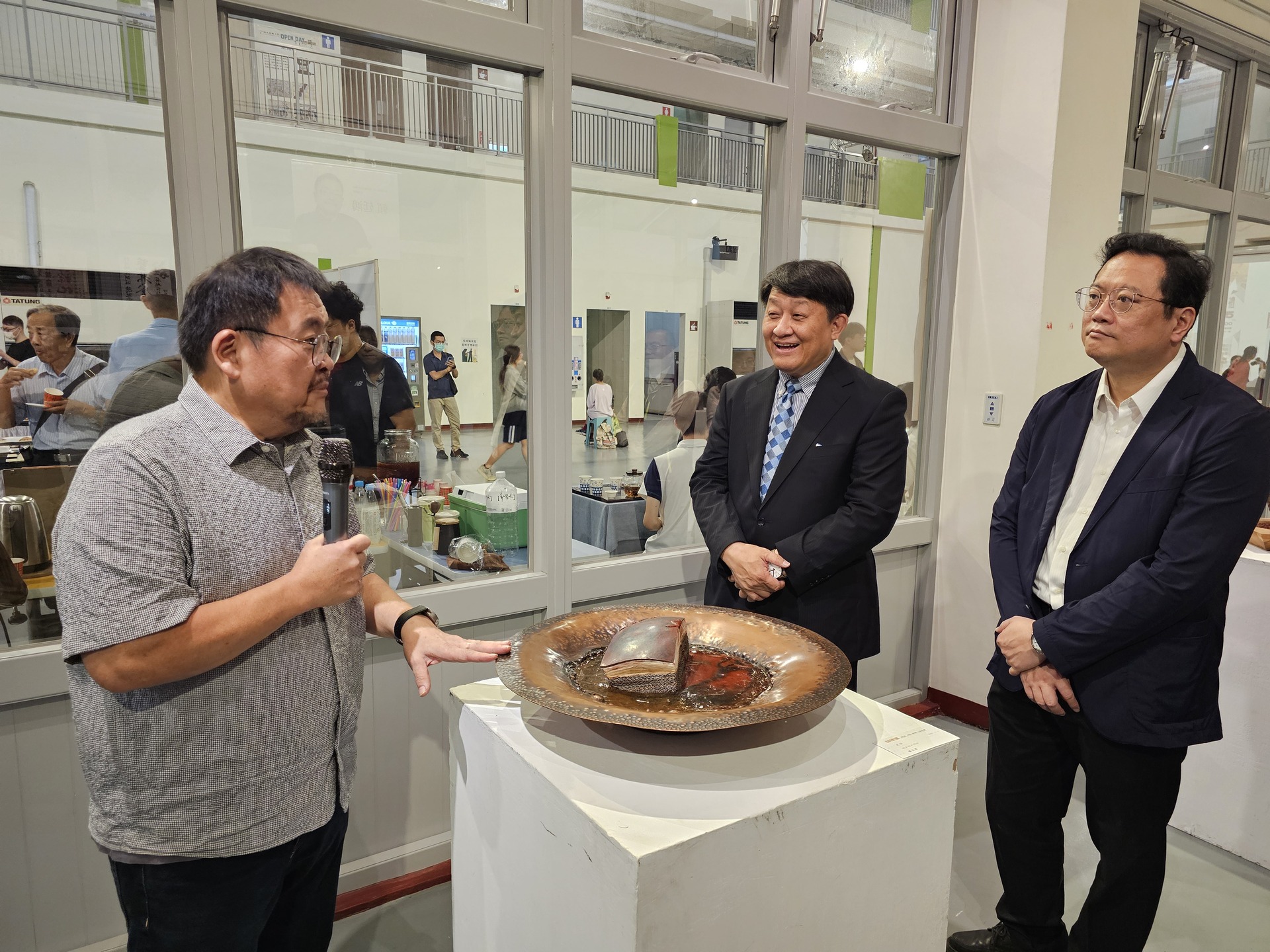 藝創系賴廷鴻、沈明旺、陳冠勳3位教師舉辦「材．技．意」工藝創作聯展於校內活動中心藝文廳展出013