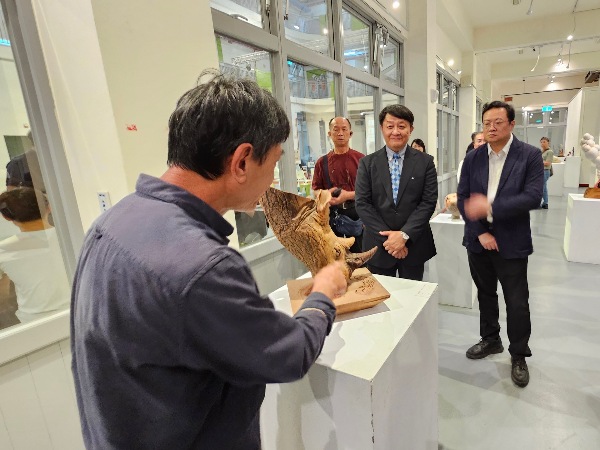 藝創系賴廷鴻、沈明旺、陳冠勳3位教師舉辦「材．技．意」工藝創作聯展於校內活動中心藝文廳展出014