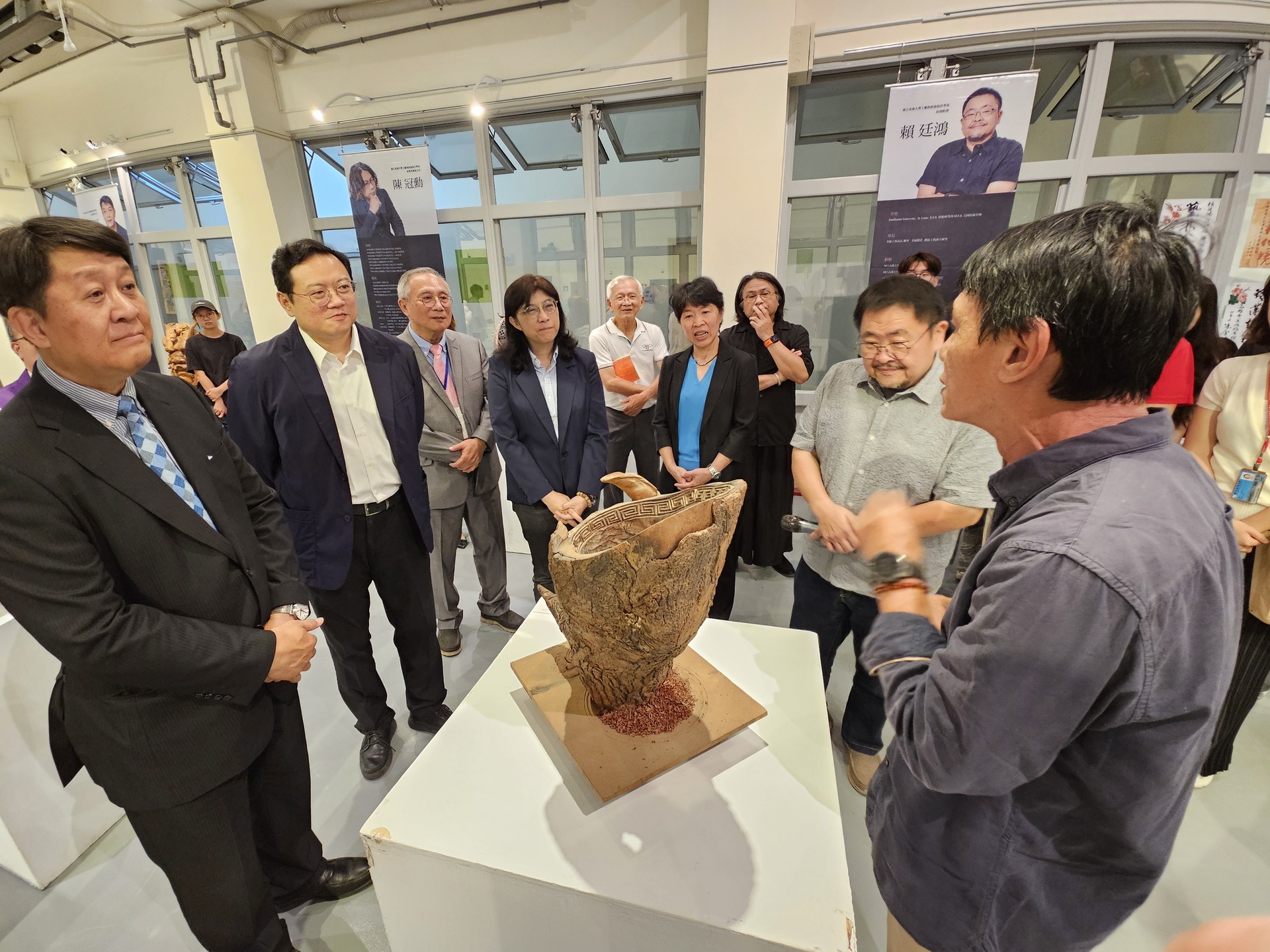 藝創系賴廷鴻、沈明旺、陳冠勳3位教師舉辦「材．技．意」工藝創作聯展於校內活動中心藝文廳展出015