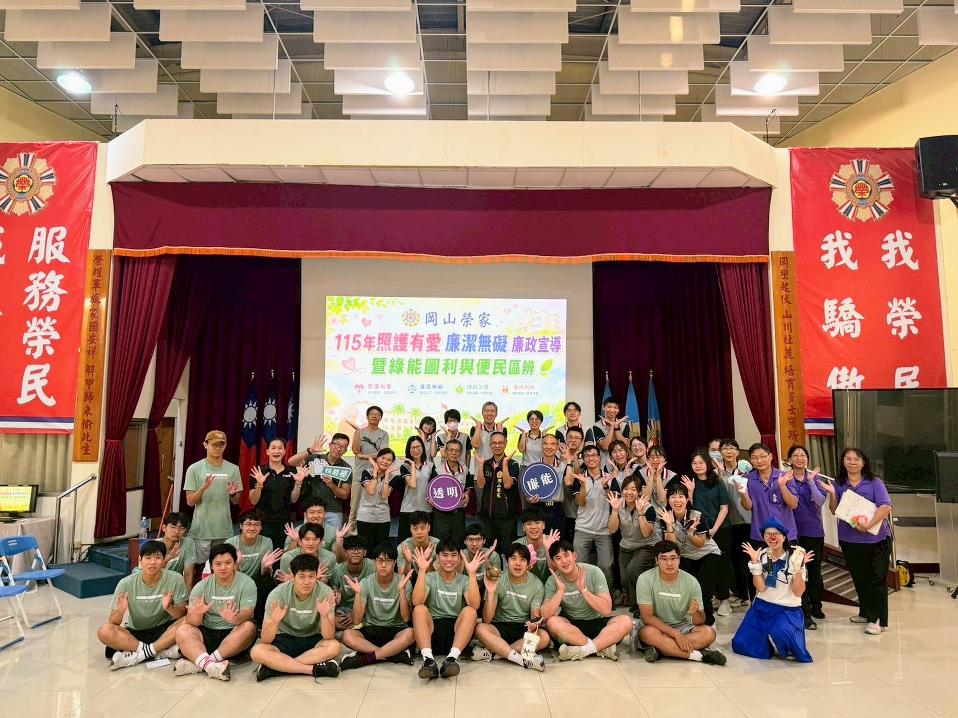 運競系系主任林季嬋1日率領游泳隊學生前往岡山榮譽國民之家，參與「照護有愛 廉潔無礙」活動001