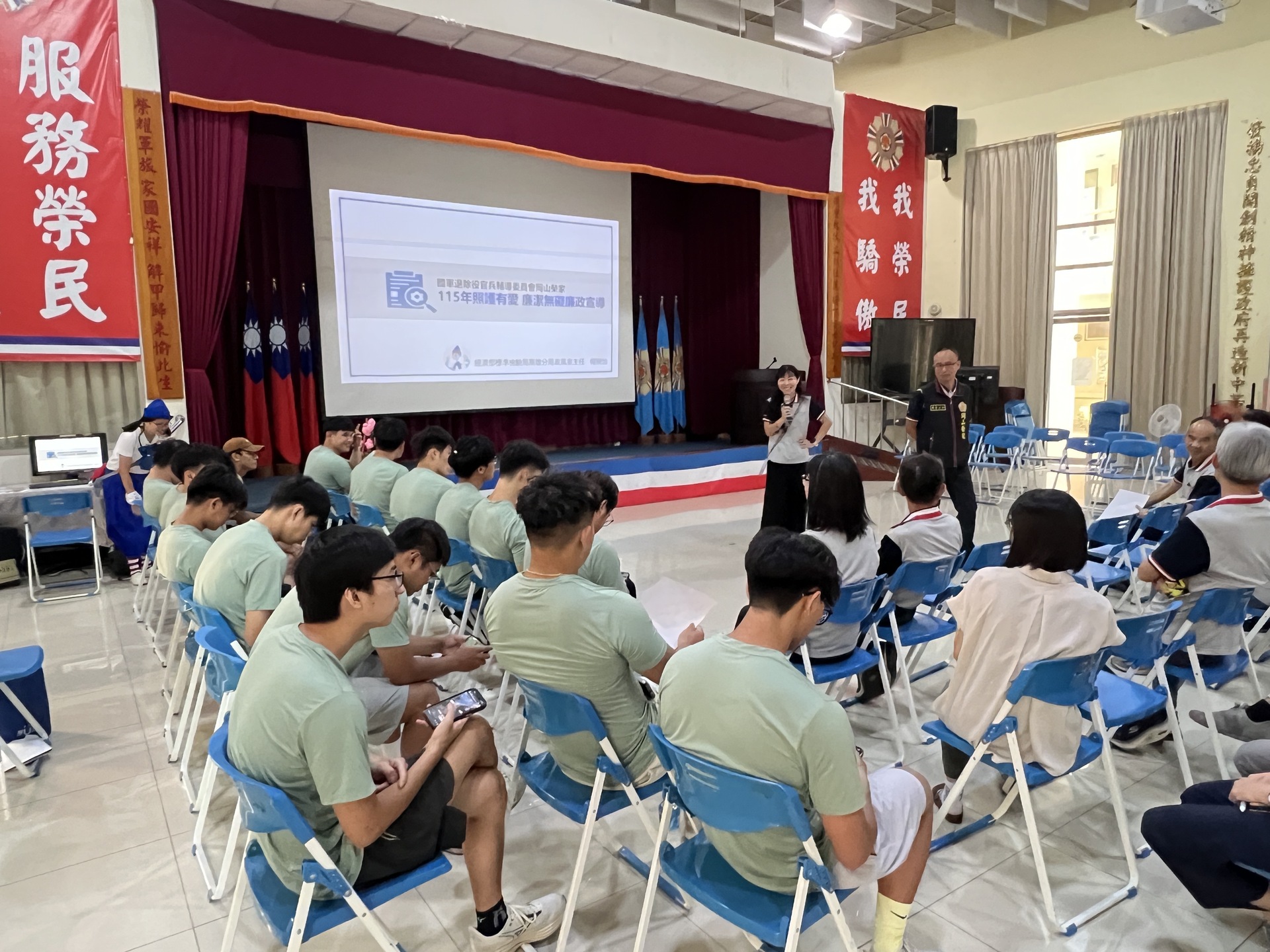 運競系系主任林季嬋1日率領游泳隊學生前往岡山榮譽國民之家，參與「照護有愛 廉潔無礙」活動002