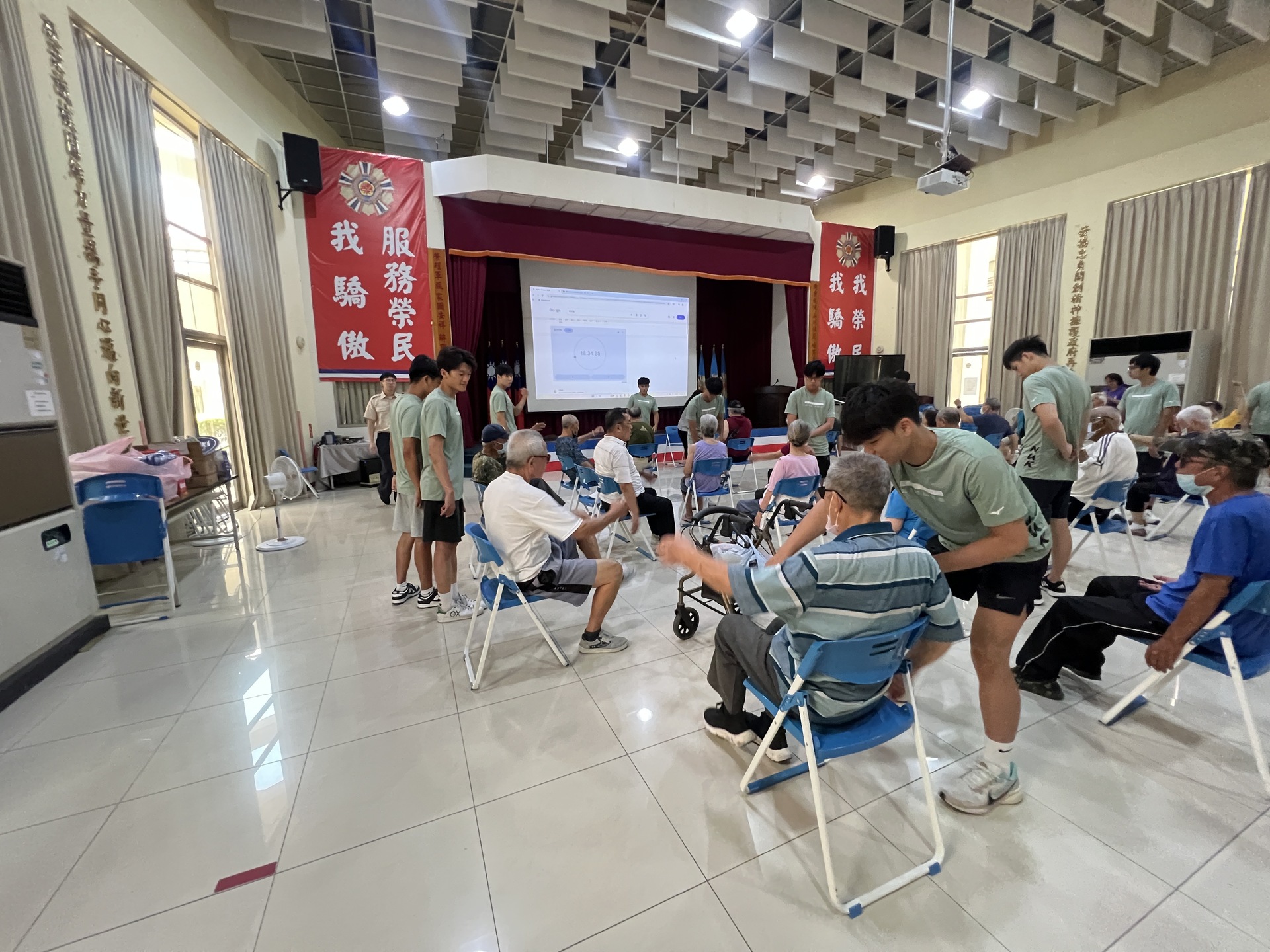 運競系系主任林季嬋1日率領游泳隊學生前往岡山榮譽國民之家，參與「照護有愛 廉潔無礙」活動003