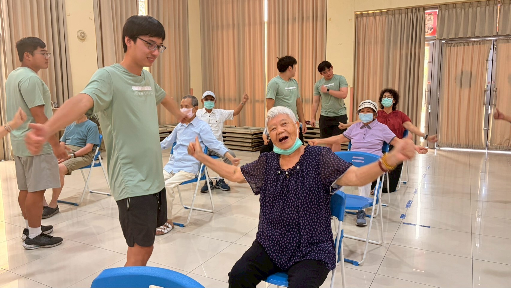 運競系系主任林季嬋1日率領游泳隊學生前往岡山榮譽國民之家，參與「照護有愛 廉潔無礙」活動011