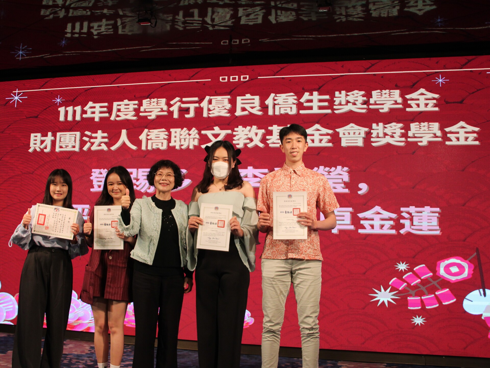 高雄大學校長陳月端（中）出席境外生聯歡晚會表達支持，並勉勵課業認真學習之餘，多認識台灣歷史文化。