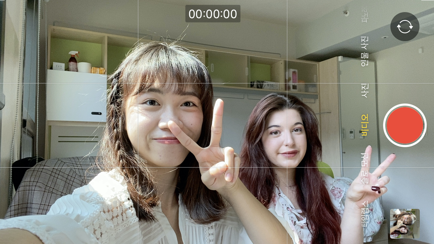 曾芷茜（左）展現年輕世代善用網路秀出自我的特質，經營YouTube、Podcast等自媒體，分享留韓（交換）、歌藝、閱讀、生活等多元經驗趣事獲得熱烈迴響。圖片