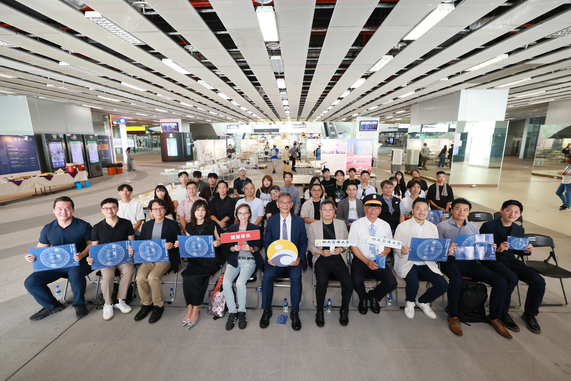 建築系115級畢業設計展進駐臺鐵高雄車站，學生作品走入城市公共空間001