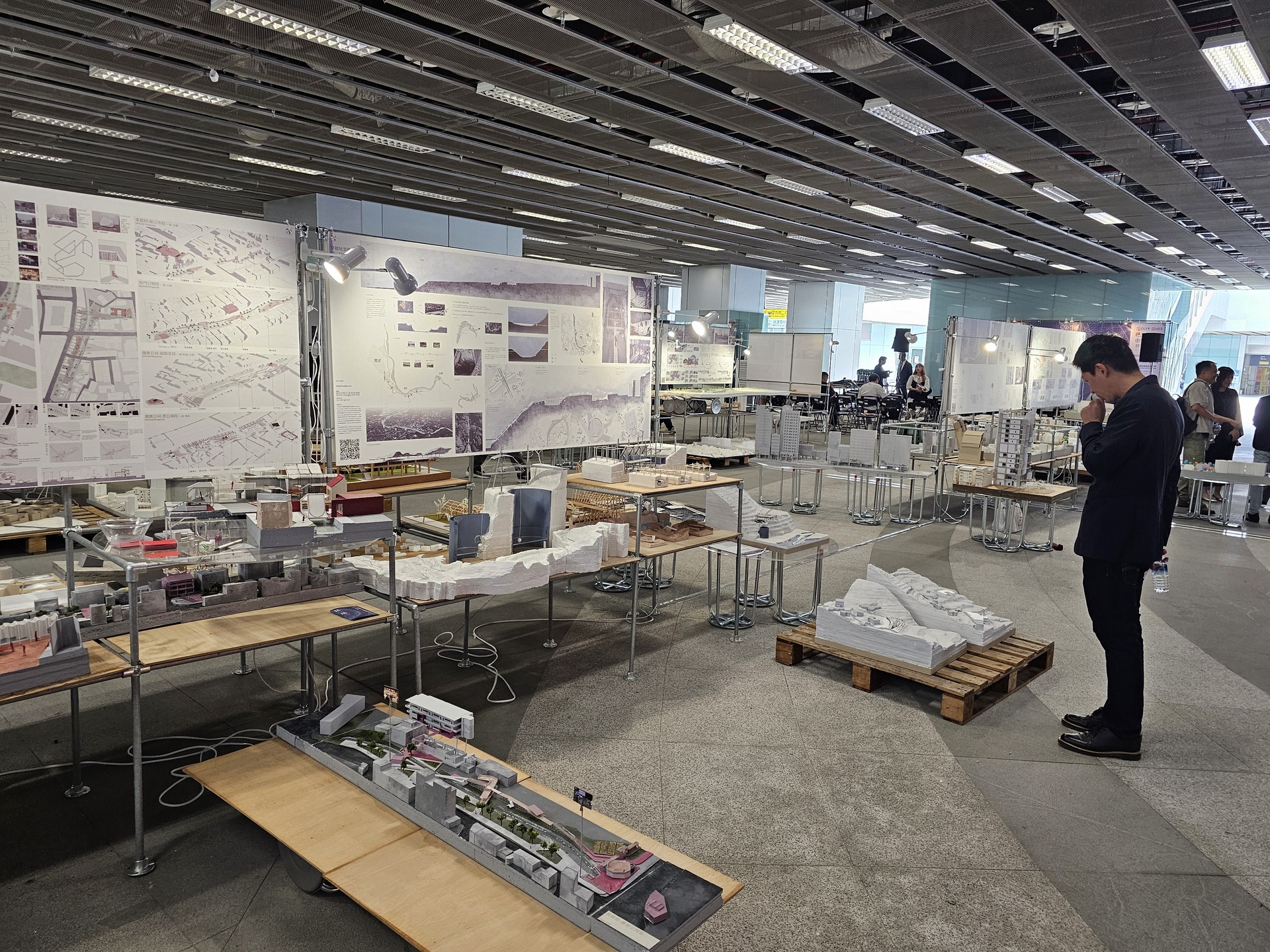 建築系115級畢業設計展進駐臺鐵高雄車站，學生作品走入城市公共空間011