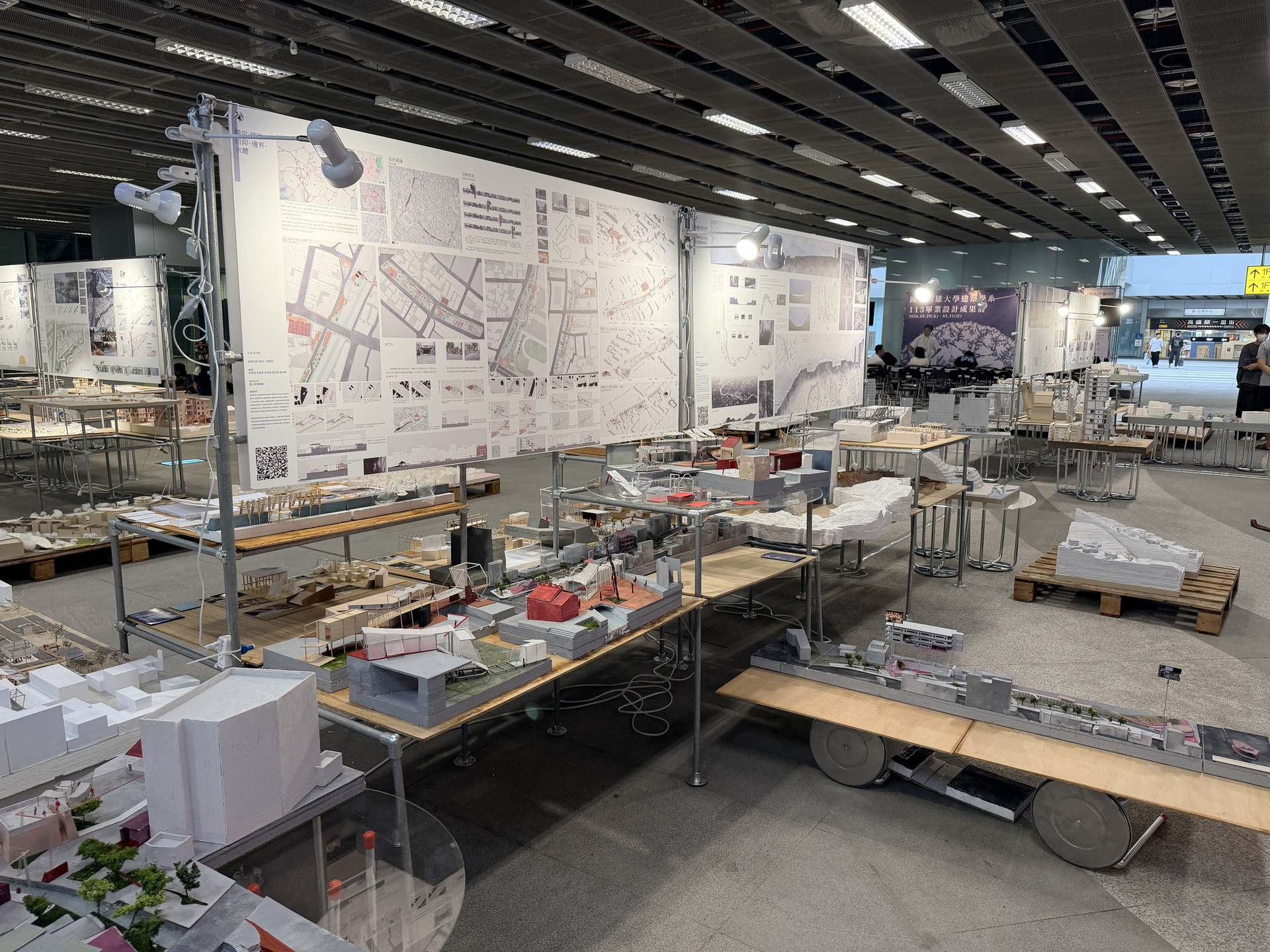 建築系115級畢業設計展進駐臺鐵高雄車站，學生作品走入城市公共空間016
