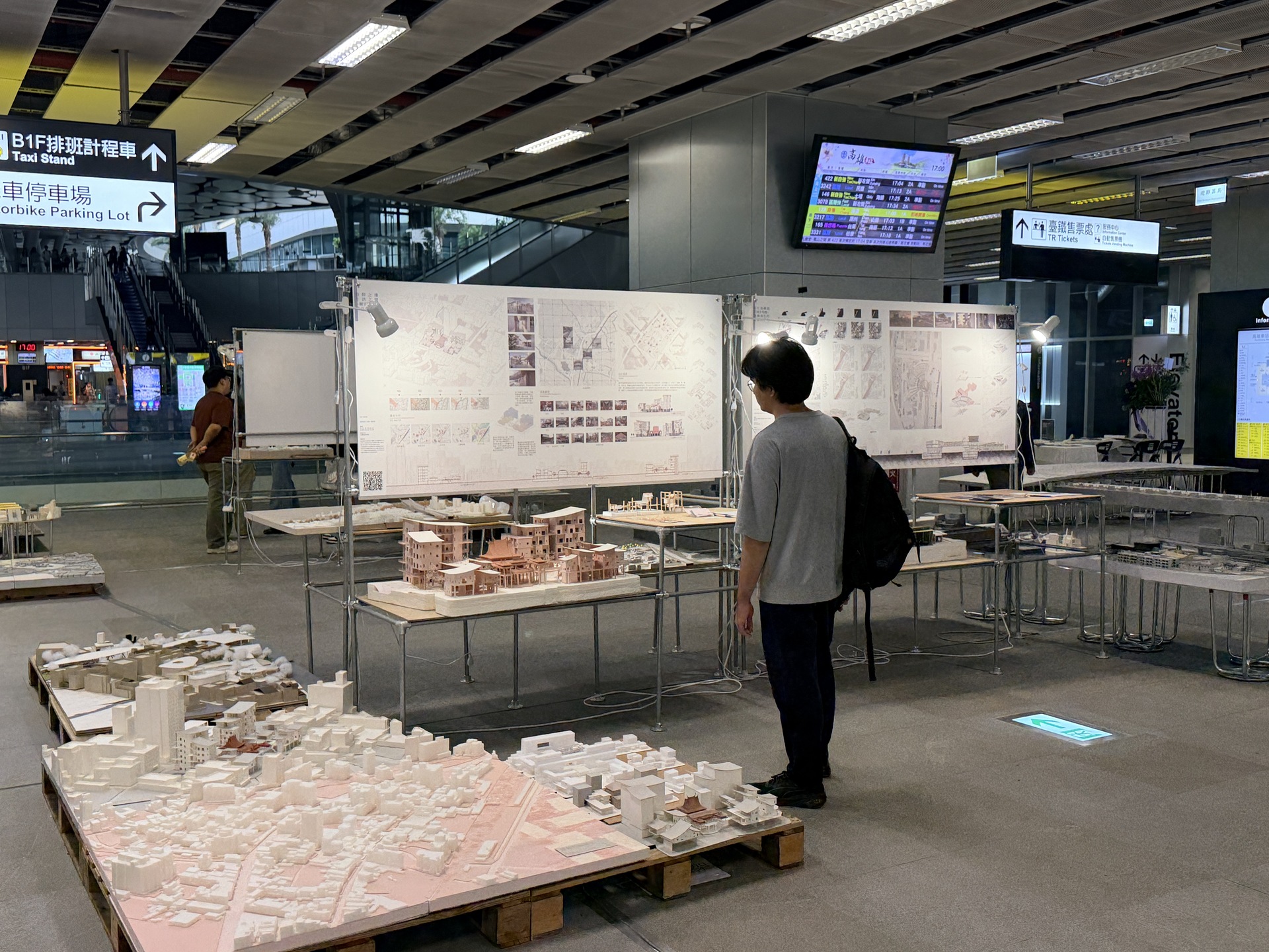 建築系115級畢業設計展進駐臺鐵高雄車站，學生作品走入城市公共空間017