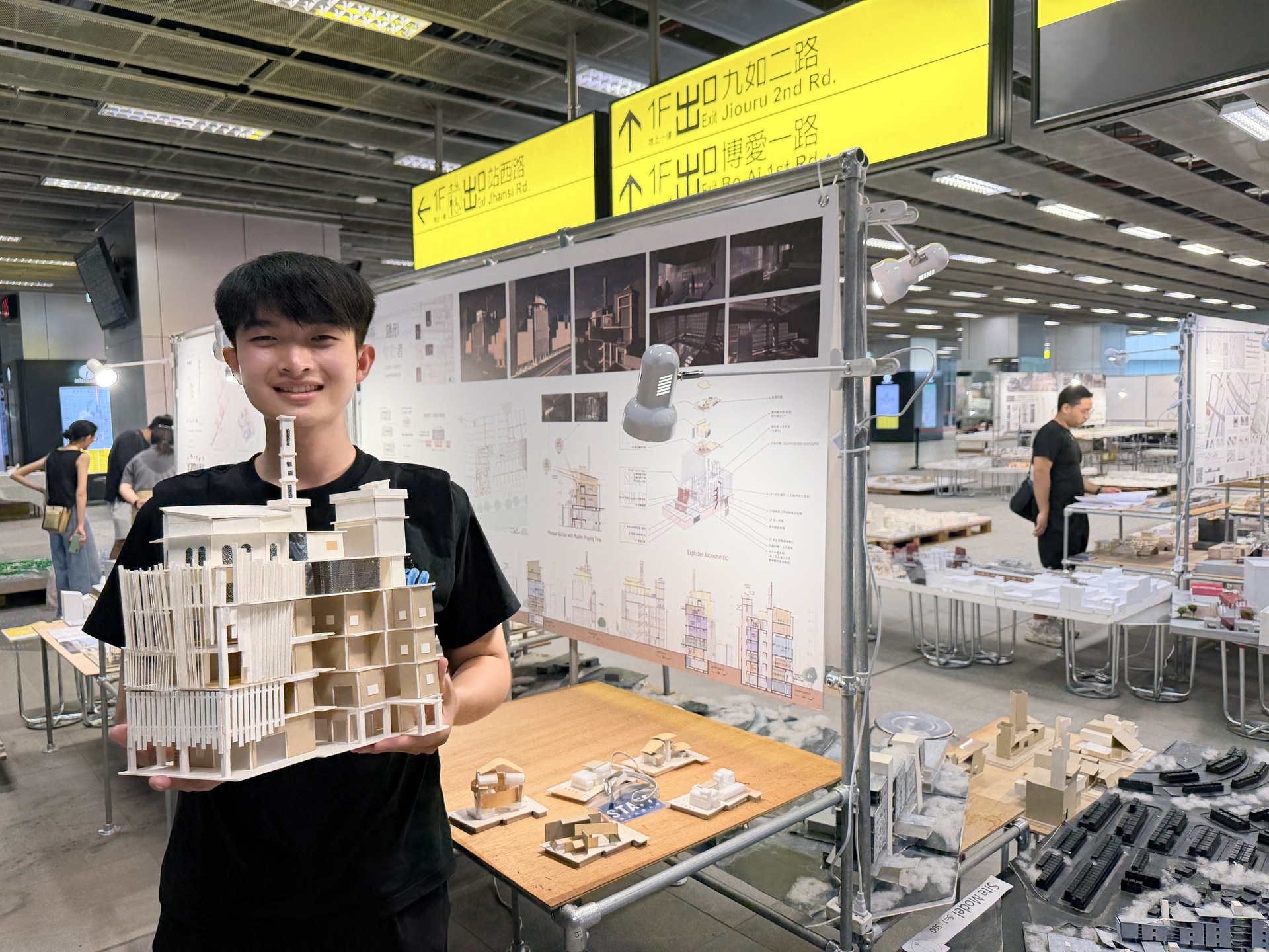 建築系115級畢業設計展進駐臺鐵高雄車站，學生作品走入城市公共空間018