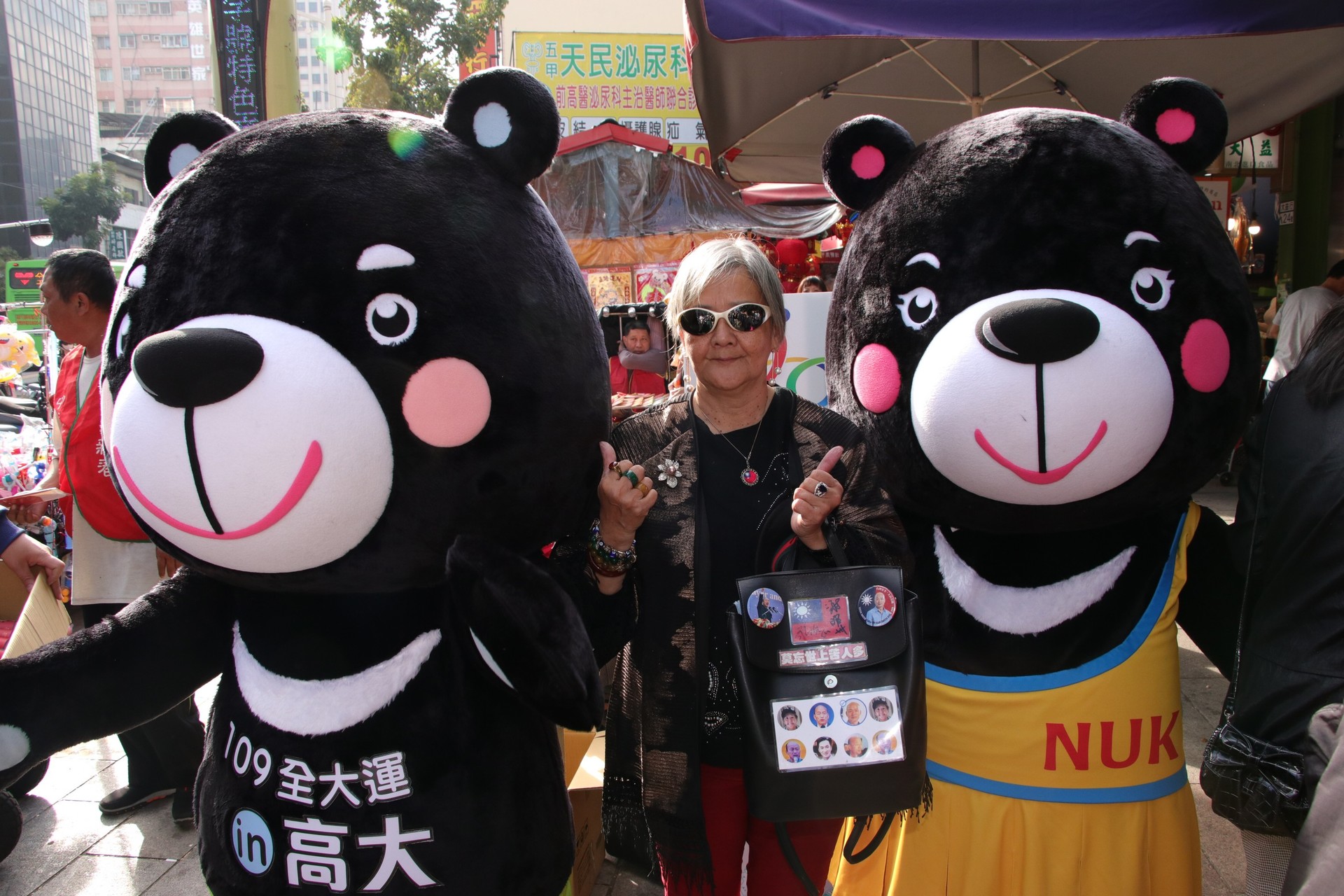 民眾與全大運吉祥物「熊高高」、「熊啦啦」合影圖片