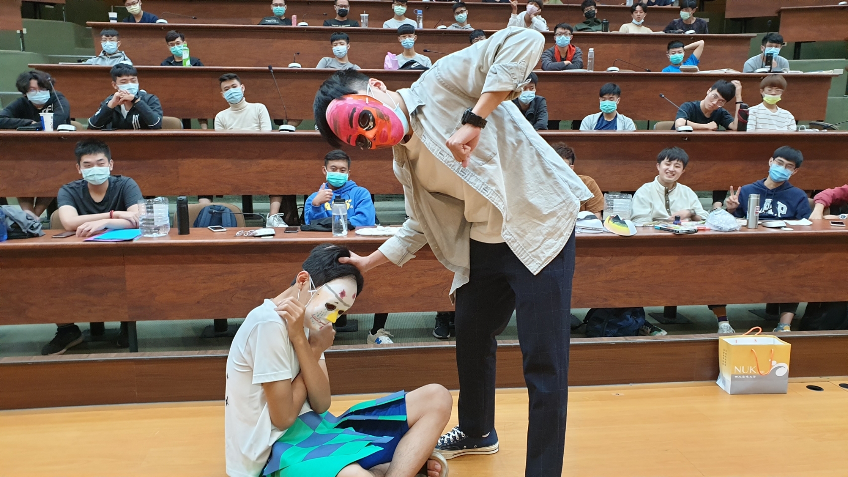 學生事務處生活輔導組教官賴祥慶，在「全民國防教育軍事訓練課程-全民國防」，利用「面具」在文化、戲劇中隱喻、象徵的功能，邀請同學彩繪、投射對性別傷害事件、加害者、受害者敘說。