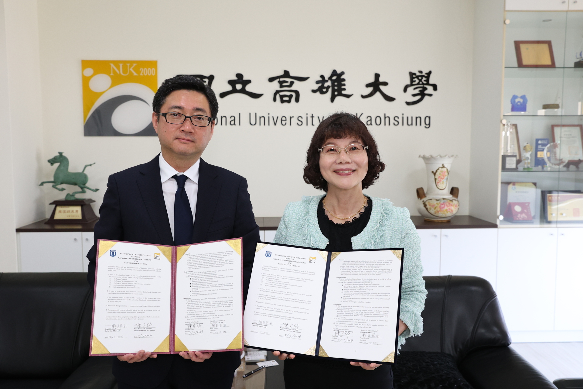 The president of NUK (on the right-hand side) and UZAWA Kazuhiro signed a memorandum of academic exchange cooperation