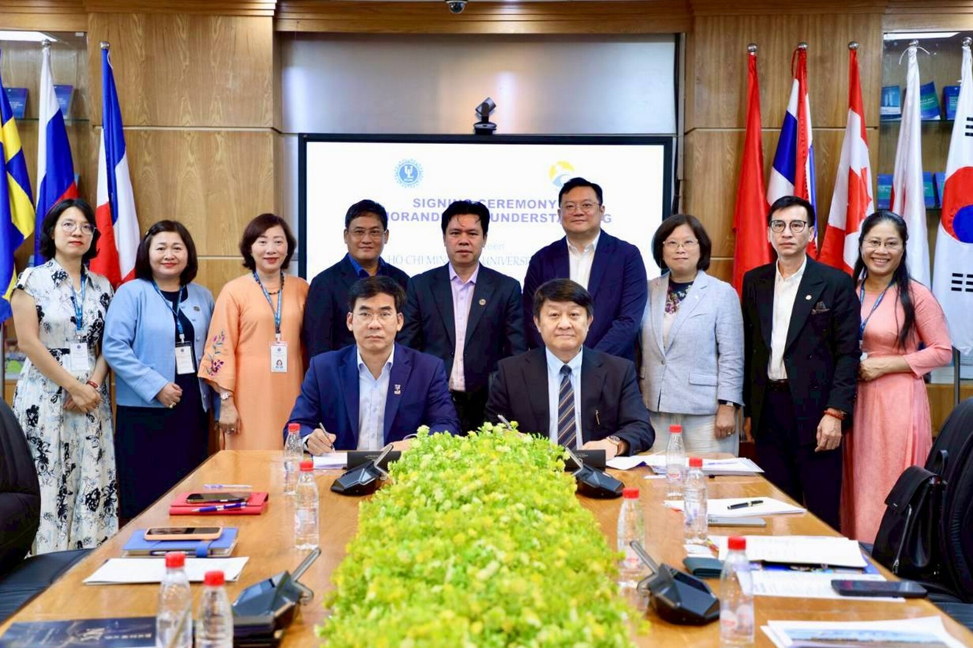 胡志明市法律大學_簽MOU合照圖片